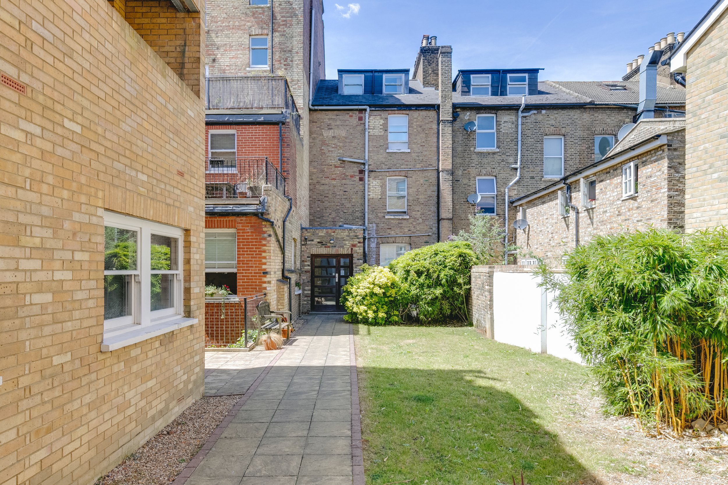 15 Lansdowne Close Externals - 2.jpg