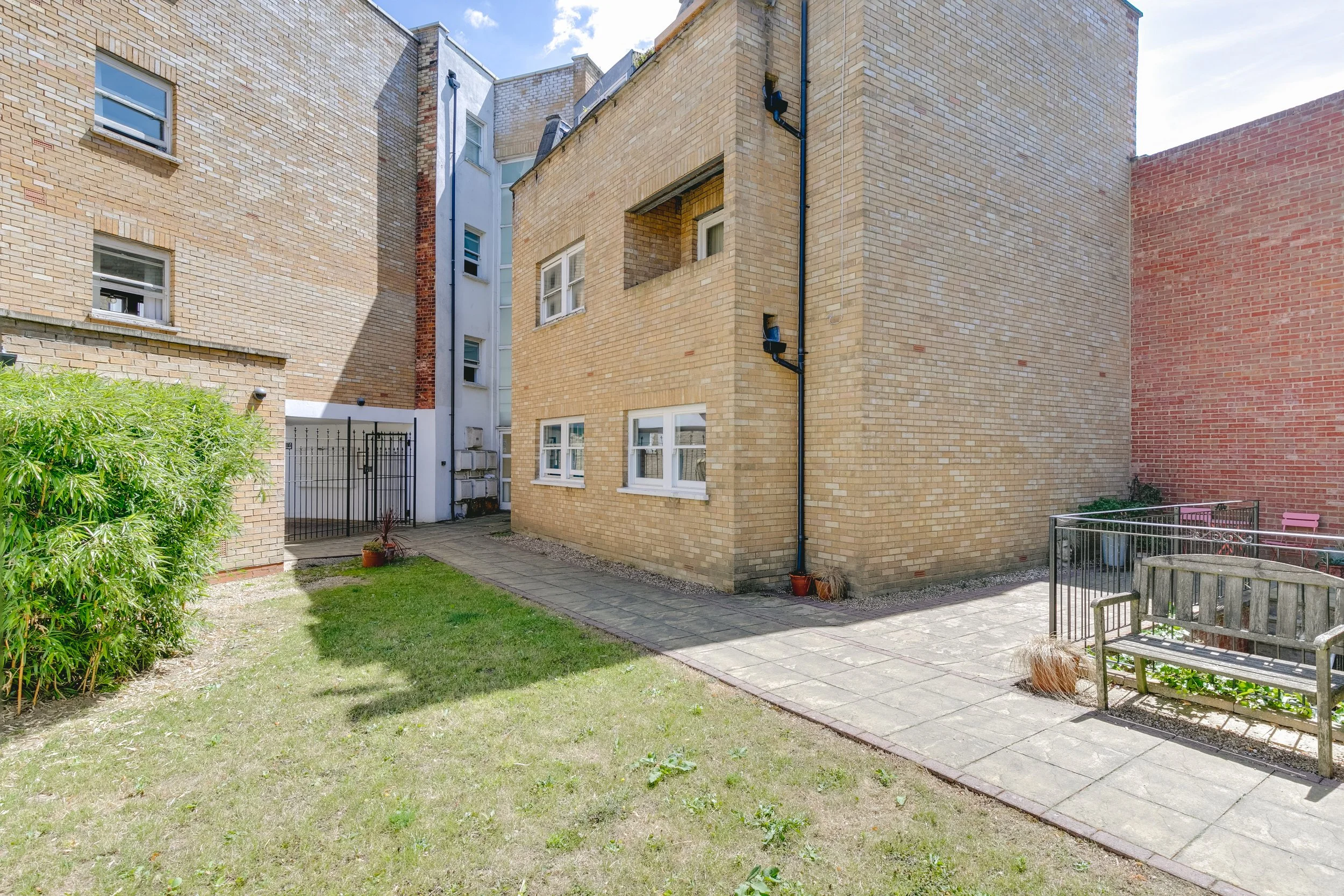 15 Lansdowne Close Externals - 3.jpg