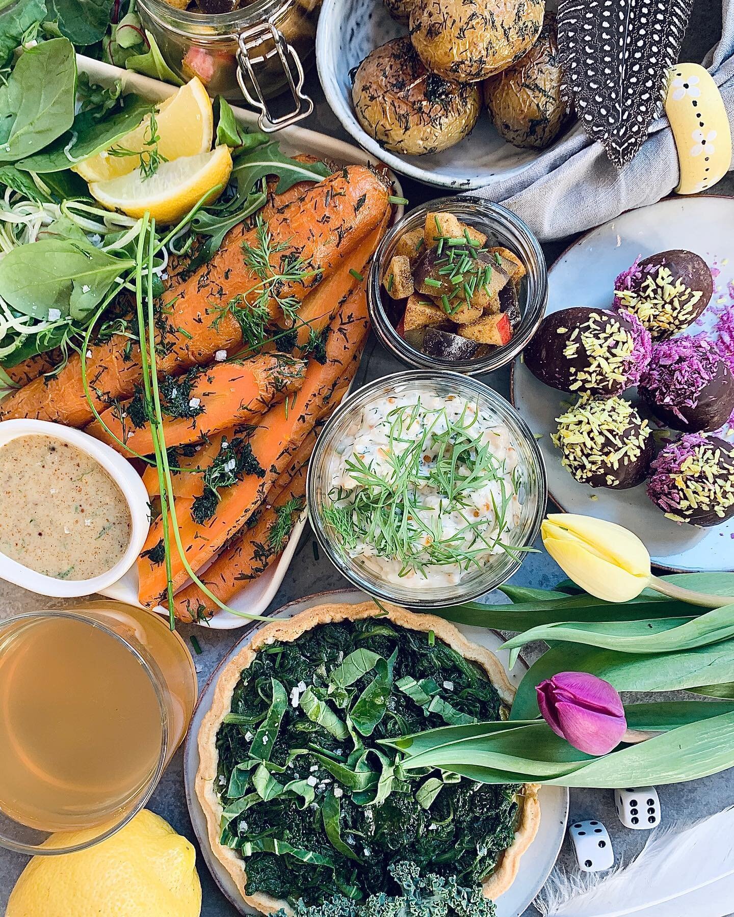 Hurra! Nu &auml;r v&aring;r underbara p&aring;skkasse h&auml;r 💛🥳

Vad s&auml;gs om gravad LOX (gravad morot), svampfrikadeller, kr&auml;mig gr&ouml;nk&aring;lspaj, skagenr&ouml;ra och vegansk chokladmousse? Allting &auml;r i vanlig ordning 100 % v