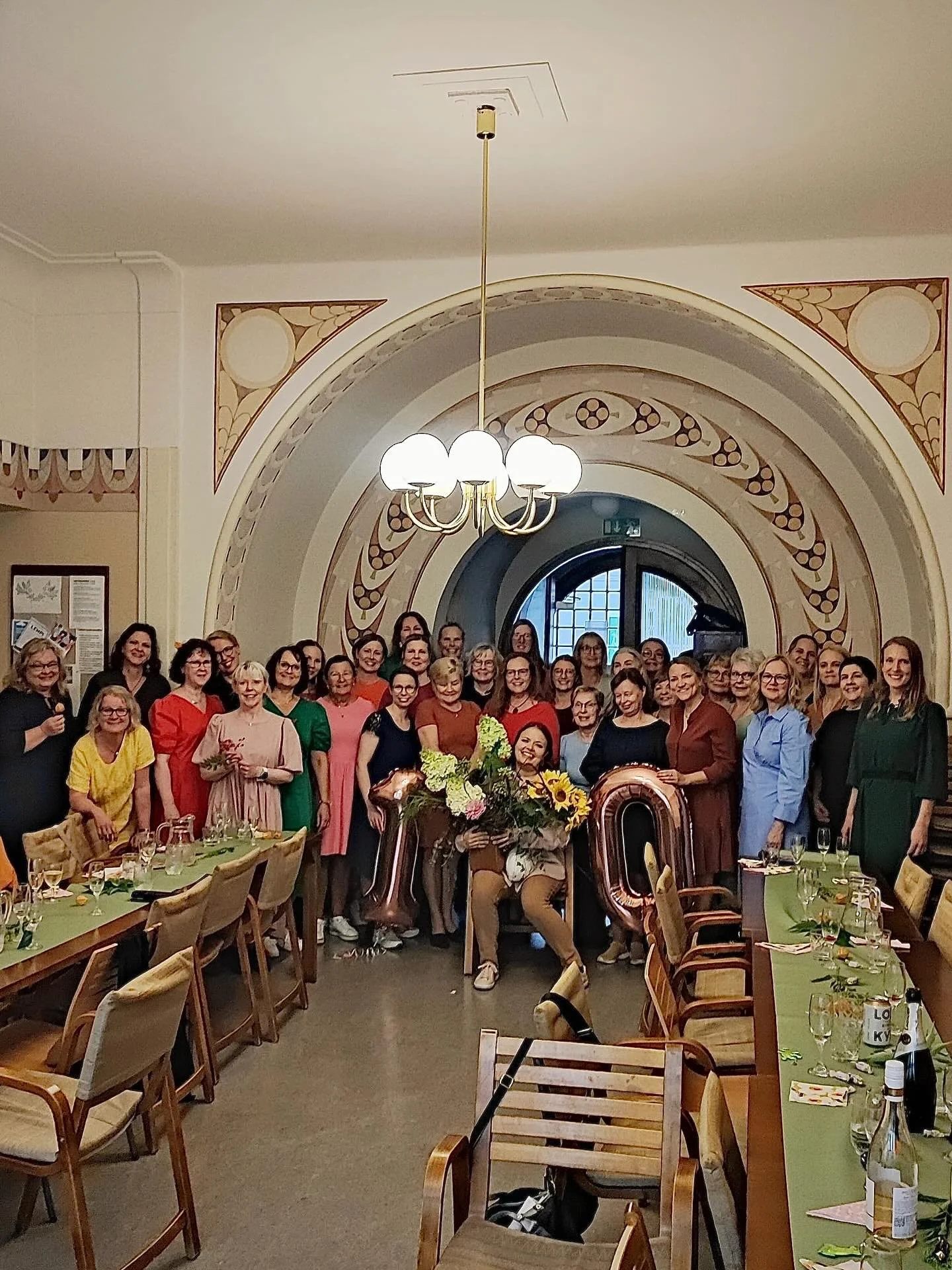 Filianna & Sabrina 10v 🌻💜🌻
Kuorolaiset järjestivät mulle viikonloppuna aivan ihanat yllätysjuhlat yhteisen kymmenvuotisen taipaleemme kunniaksi. Ilta oli tunnelmallinen ja tunteikas, täynnä laulua, hauskoja visailuja,