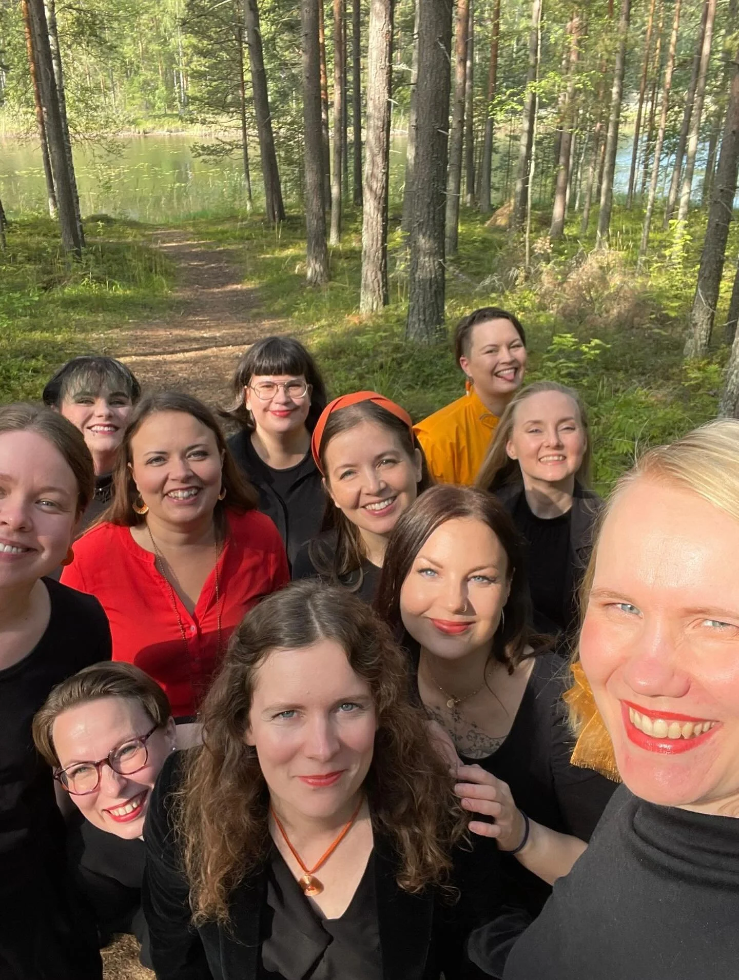 Viime viikonloppu kierrettiin Äänettären ja kettunarttujen kanssa aurinkoista Etelä-Savoa! 🦊🦊🦊
Seuraavat, toistaiseksi viimeiset esitykset loitsurunokonsertista ovat tulevana lauantaina Vapaan taiteen tilassa kello 16 ja 19.