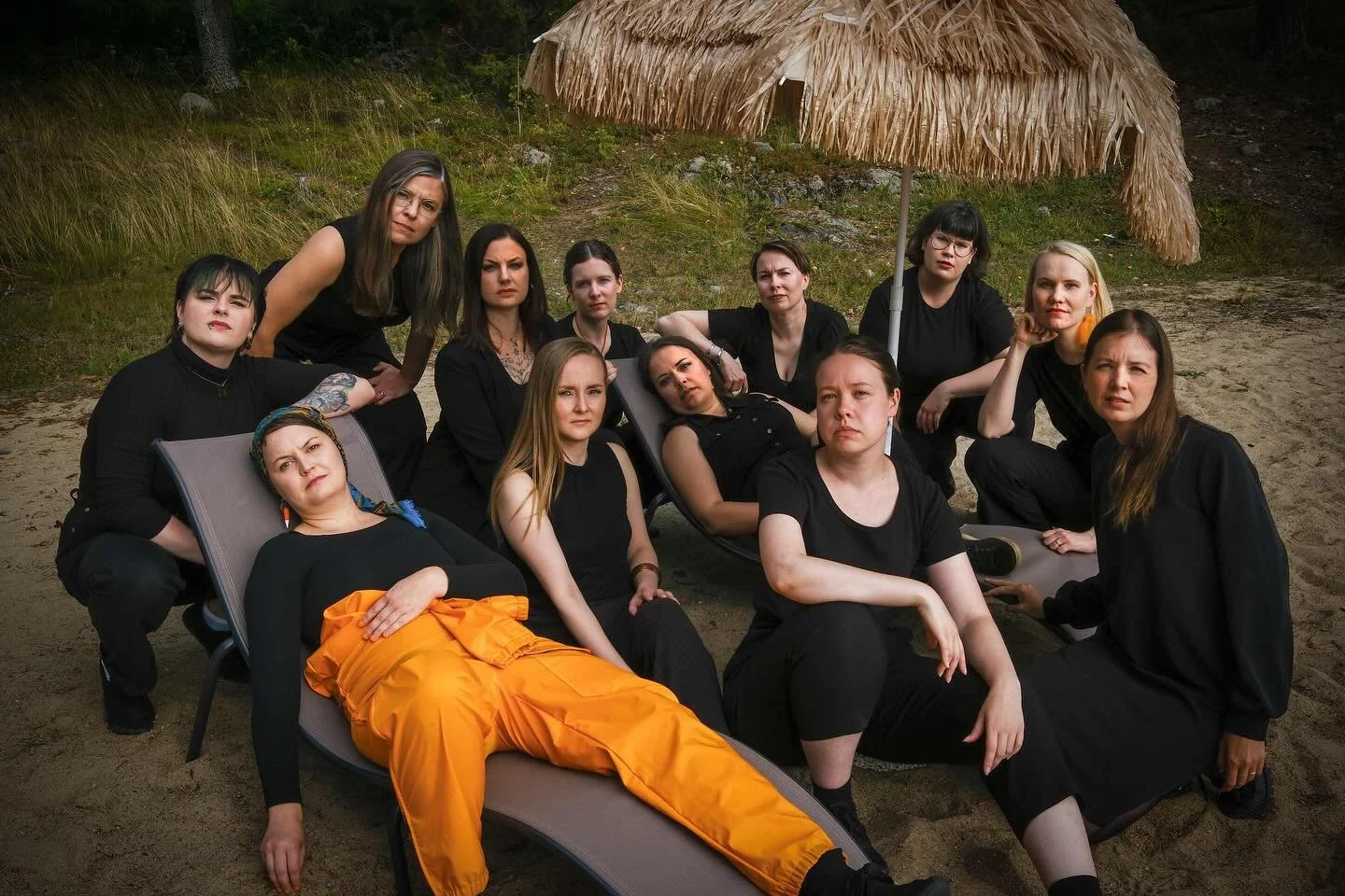 ”Hikeä, verta, kahvia,
noidan voimajuomia,
ÄÄNETÄR!”
Toistaiseksi viimeiset esitykset tänään lauantaina 13.9. kello 16 ja 19, Vapaan taiteen tila, Helsinki.
Tervetuloa! ⛱️☕️✨
@saartentyttaret 
@nihkee