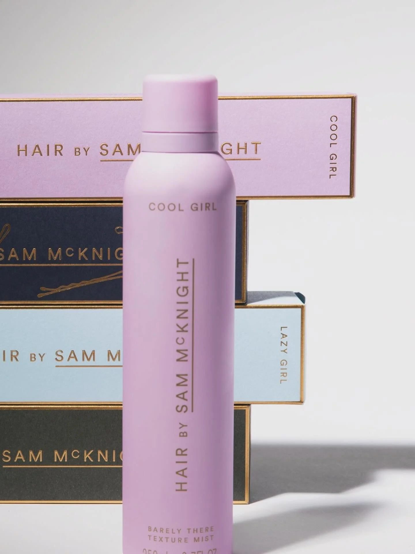 💫 Ny serie p&aring; vej 💫

En h&aring;rplejeserie by Sam McKnight 
der kombinerer hudplejeinspirerede ingredienser

✨ Med fugtende hyaluronsyre, beskyttende planteekstrakter og styrkende proteiner giver produkterne n&aelig;ring til b&aring;de h&ari