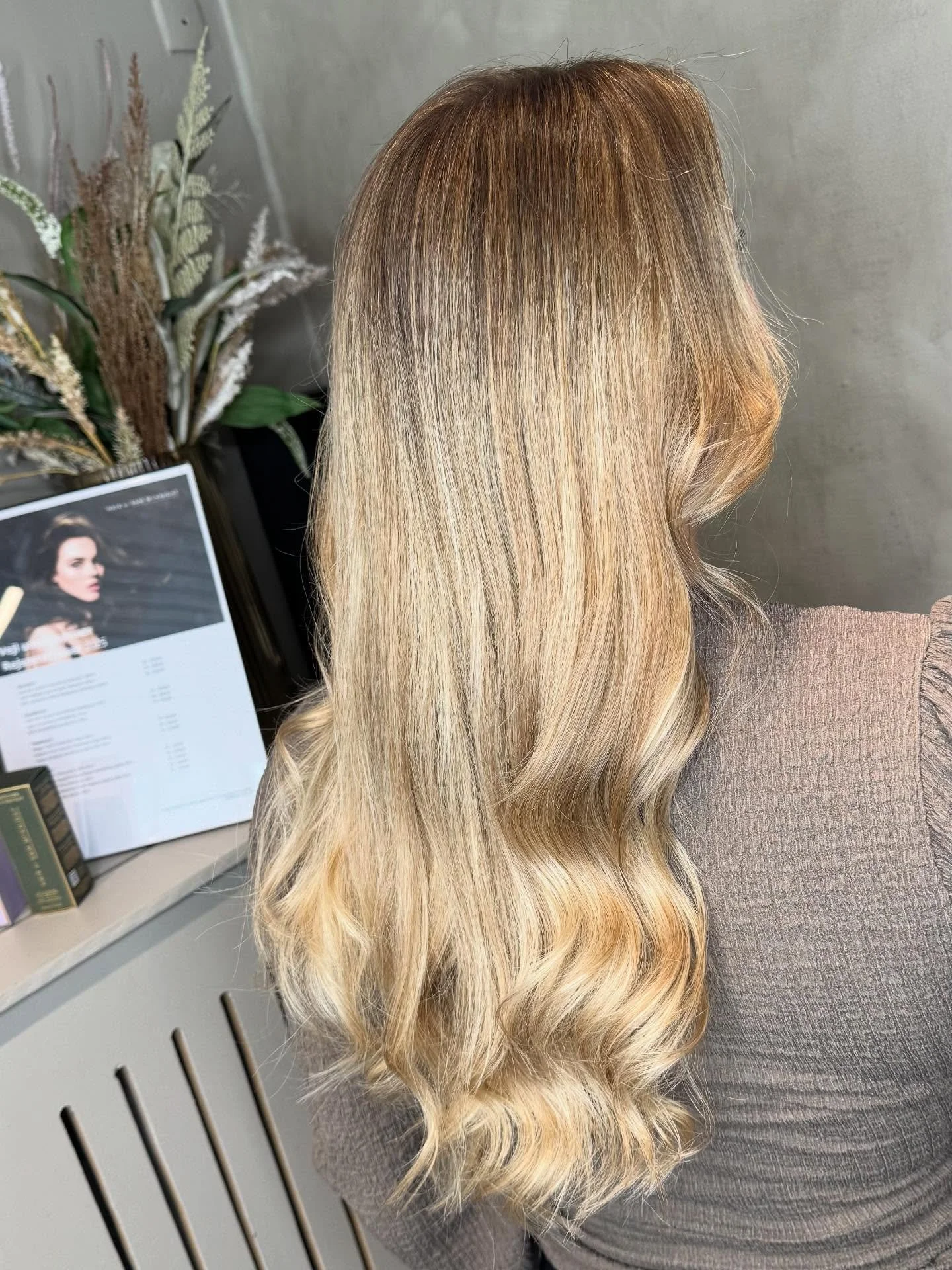 ✨ Dr&oslash;mmer du om at v&aelig;re lysh&aring;ret &ndash; men stadig bevare et naturligt look? ✨

S&aring; har jeg den perfekte teknik til dig 💇&zwj;♀️
Med bl&oslash;de overgange, naturlige nuancer og masser af spil i farven, kan vi skabe et blond