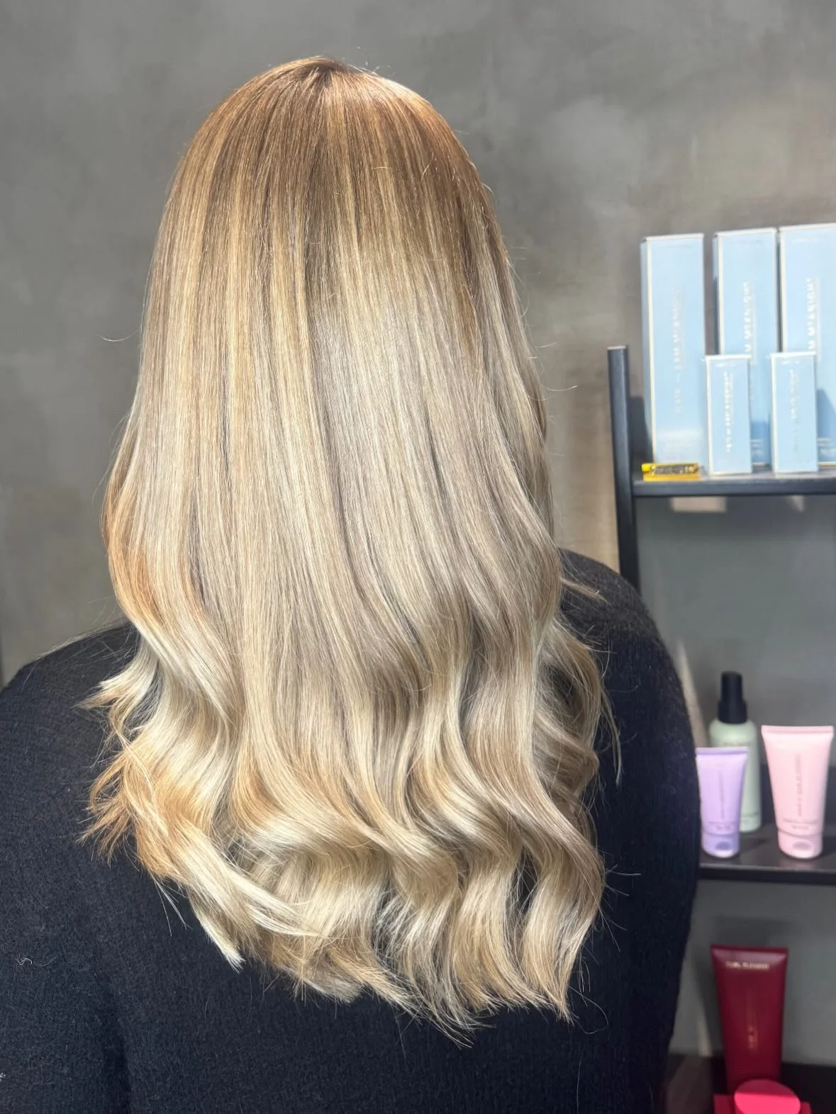 ✨Jule h&aring;r ✨ F&oslash;r og efter ✨
 
✨Smukt blond h&aring;r, der taler for sig selv!
I salonen elsker vi at vise, hvordan de sm&aring; detaljer kan g&oslash;re den store forskel. 

✨P&aring; vores f&oslash;r- og efterbilleder kan du tydeligt se 