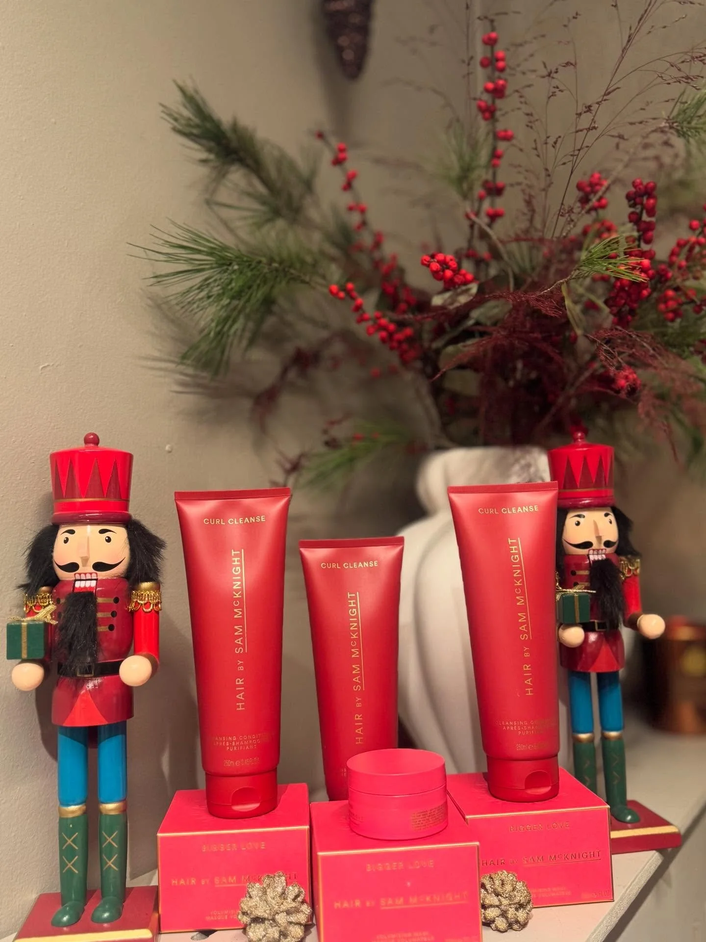 &diams;️ 20% p&aring; en sk&oslash;n julegave &diams;️

🔴F&aring; 20% p&aring; det her faktiske produkt i salonen

&hearts;️ Oplev SAM MCKNIGHT &ndash; en eksklusiv serie skabt af den ikoniske fris&oslash;r Sam McKnight. 

&diams;️Curl Cleansing Con