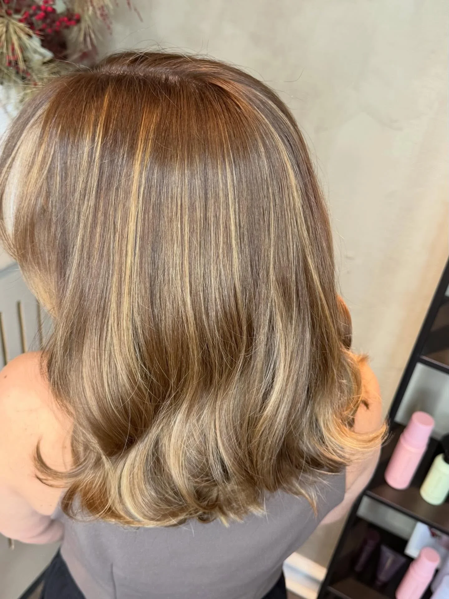 ✨Soft balayage✨
En soft balayage i m&oslash;rkt h&aring;r er en af de mest popul&aelig;re teknikker, hvis man &oslash;nsker et naturligt, solkysset look uden skarpe overgange. 👯 I stedet for tydelige striber bliver farven h&aring;ndmalet i h&aring;r