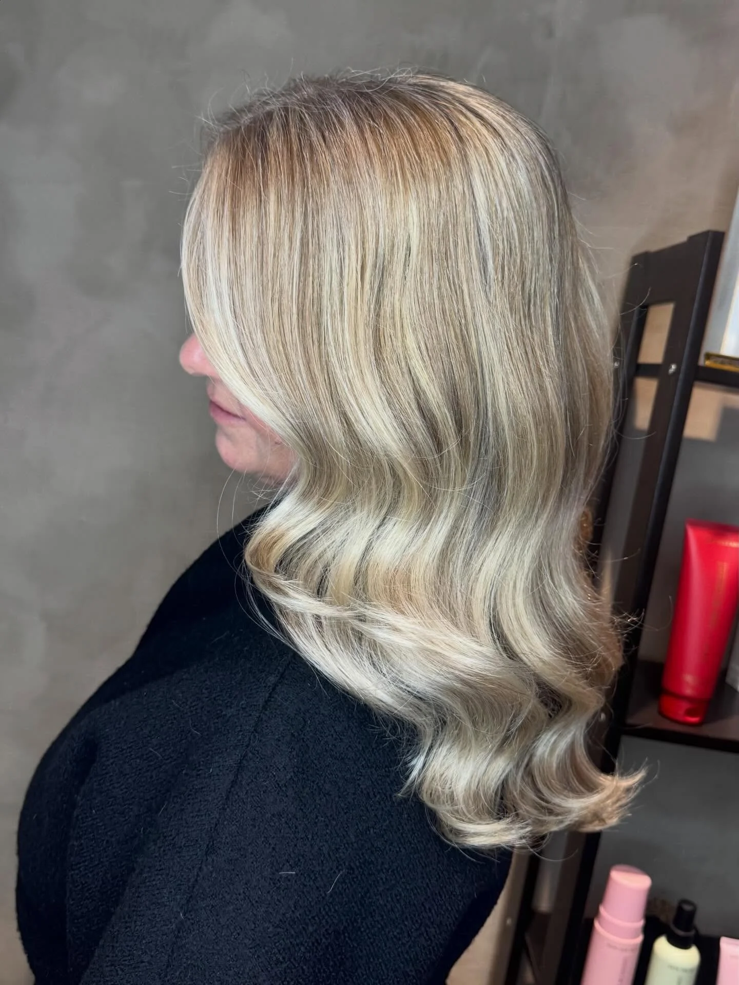 ✨ At g&aring; til fris&oslash;ren har en s&aelig;rlig betydning. Det er et bevidst valg om forandring og omsorg for sig selv &mdash; en pause, hvor man overlader sig til faglighed og tillid.

✨ Jeg har specialiseret mig i blond h&aring;r, fordi blond