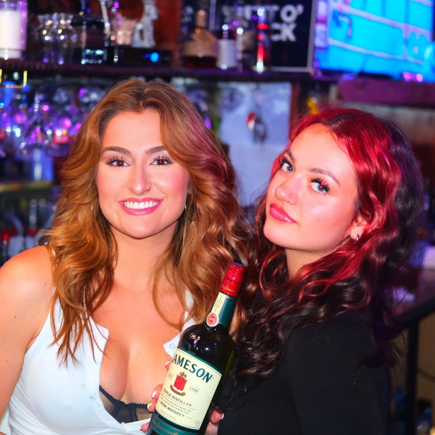 ๐ค It’s Karaoke Night at Front St with DJ Rob from 8–Midnight!
Don't forget... HAPPY HOUR: $1 wings, $3 fry basket, $4 @buckeyevodka & more ‘til 7PM!
Avri & Emma are behind the bar bringing the energy all night long ๐๐ผ๐ฅ