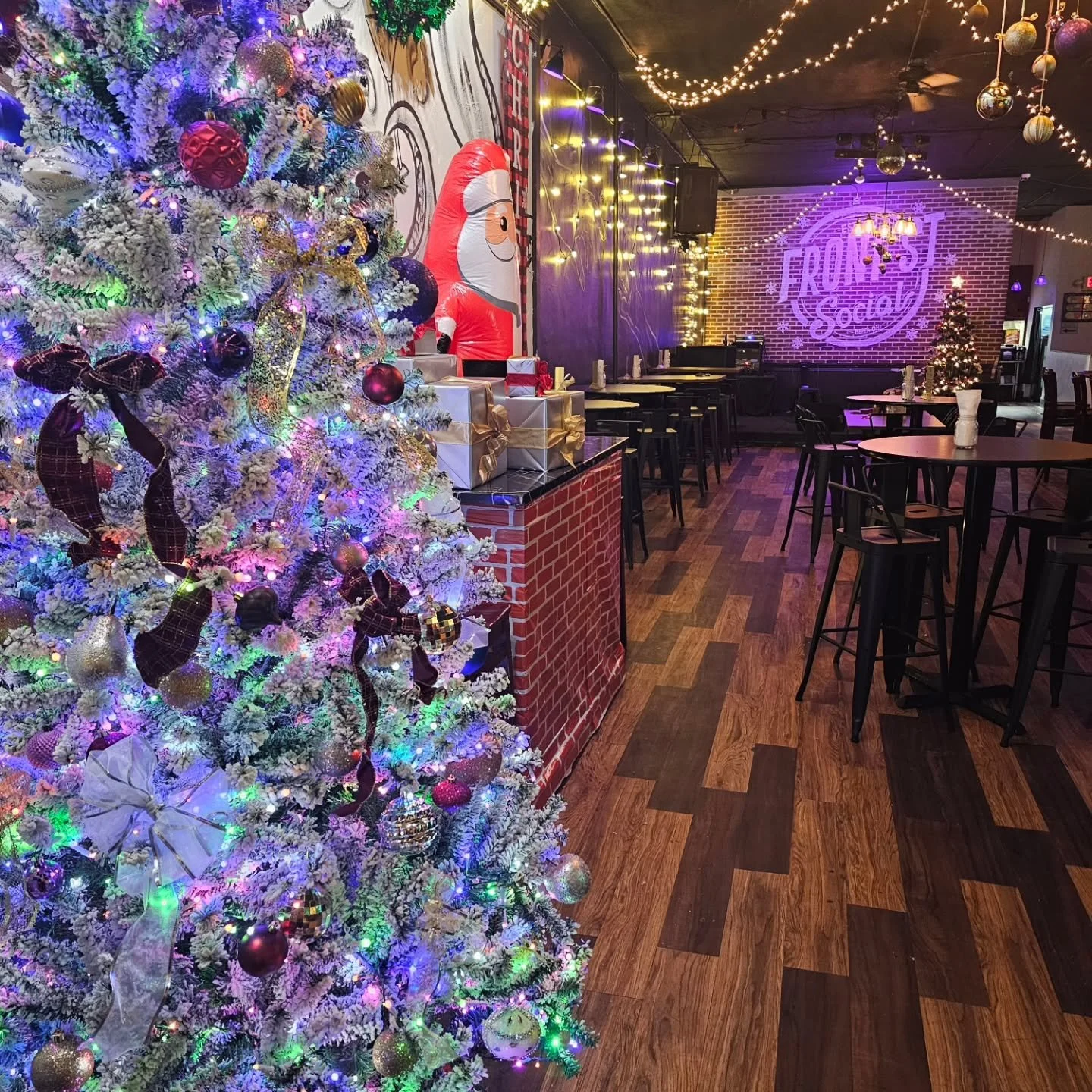 We're putting a bow on a great first week of December today by opening at 4pm today for the Jack Frost festival! Stop in for a snack and some drinks before checking out all the lights at Coe Lake Park!

#christmasseason #bereaohio #jackfrostfestival