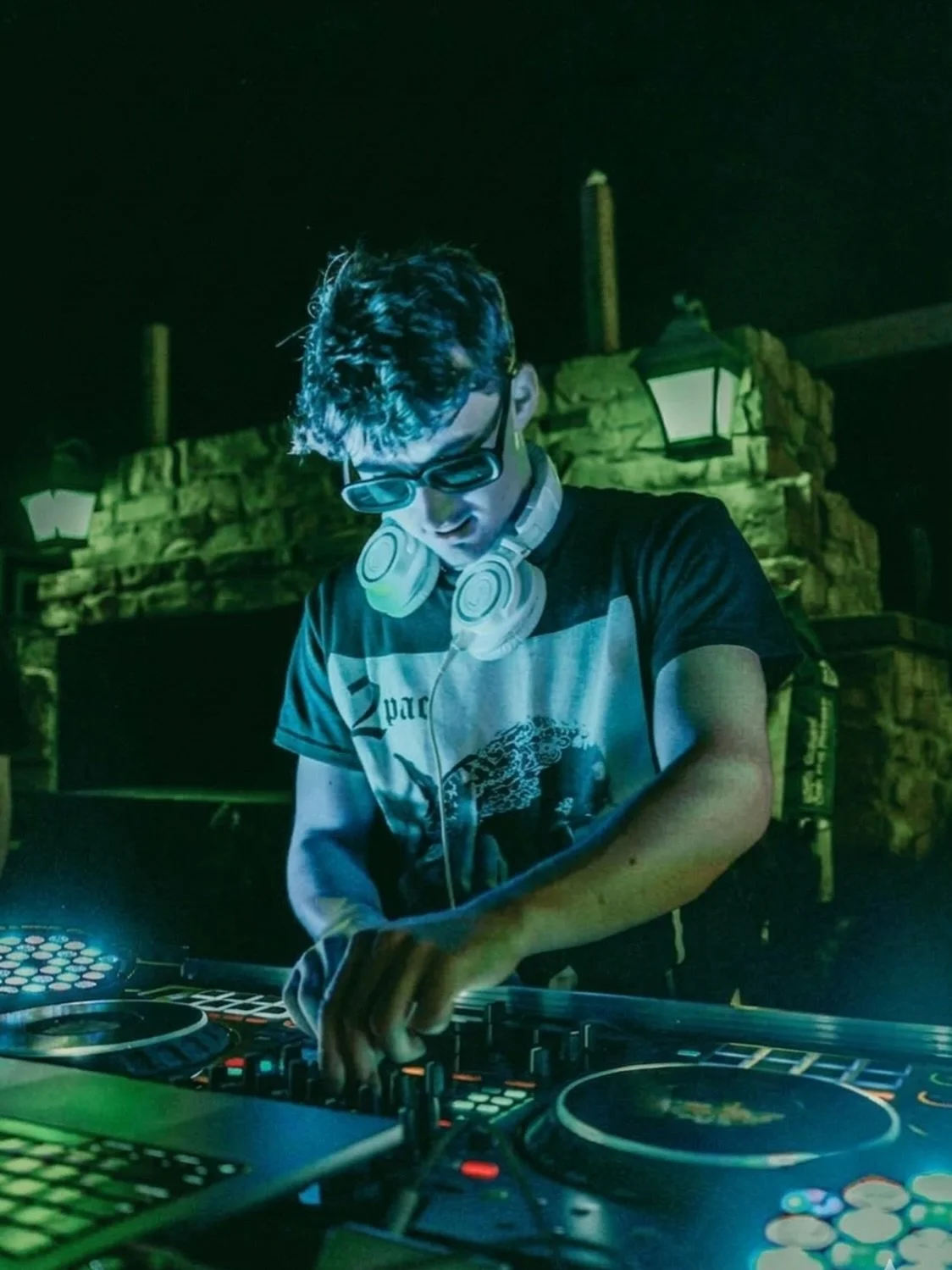 ☘️ Let the St. Patty&rsquo;s Week celebrations begin at Front St. Social.

🎤 Karaoke with @djrob92 starting at 8PM
🎧 @logan_belloma takes over at 11PM

Jeannie &amp; Mitch behind the bar all night 🍻

Grab the mic.
Hit the dance floor.

See you ton