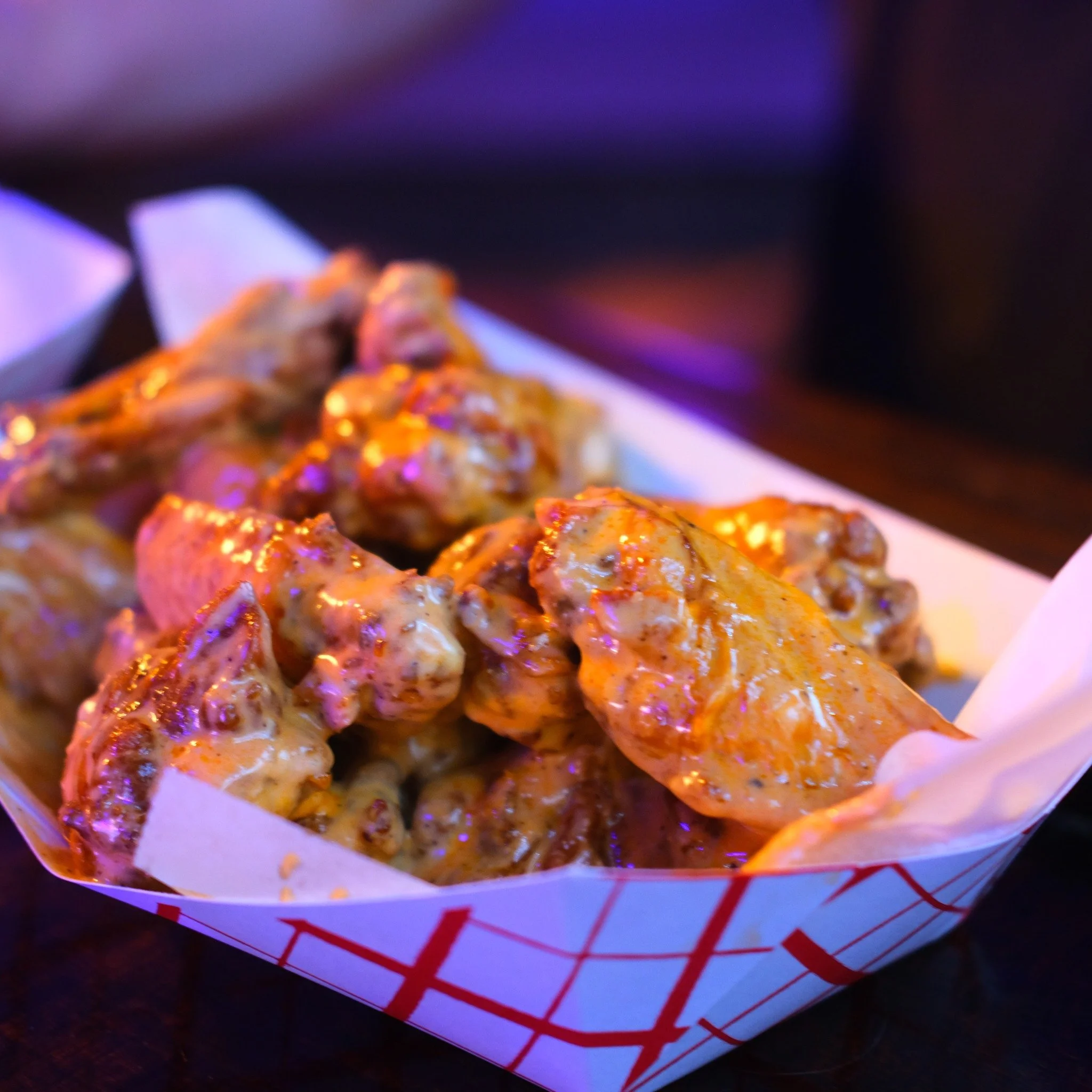 Monday calls for some discounts! 😌

🍗 75&cent; Wings (bone-in &amp; boneless)
🥃 $3 OFF Top-Shelf Whiskey
🍹 $3 Margaritas
🍺 $5 Pitchers

Open 5PM, Deals ALL NIGHT!
@avrideb behind bar!
Start your week the right way &mdash; see you tonight. 🖤
#Cl