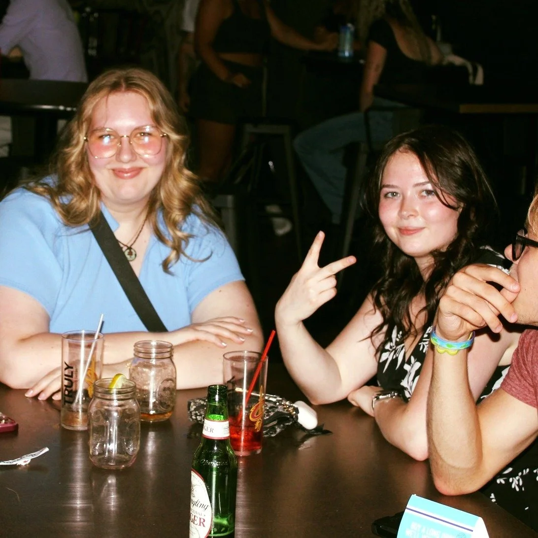 Comedy Open Mic + Tequila Tuesday + Industry Night 👇
🎤 Sign ups 7PM | Show 7:30PM
5 minute sets &mdash; come try it or just come laugh

🍔 $5 Burgers
🍋 $5 Sun Cruisers
🥃 $3 OFF Top-Shelf Tequila
👩&zwj;🍳 20% OFF your tab if you&rsquo;re in the s