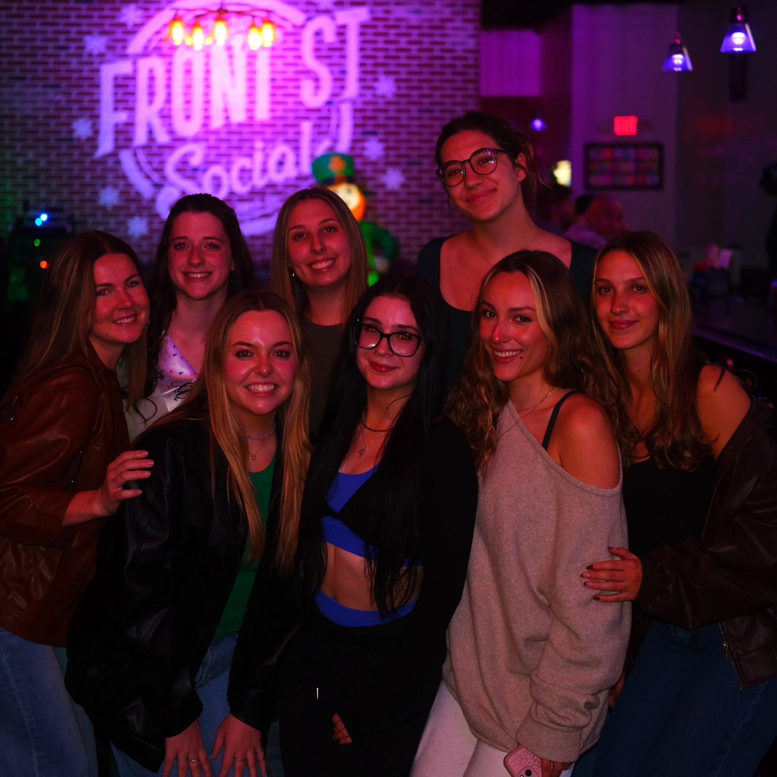 Emma&rsquo;s behind the bar tonight &mdash; come keep her busy 😌

Plus your Tuesday deals 👇
🍔 $5 Burgers
🍋 $5 Sun Cruisers
🥃 $3 OFF Top-Shelf Tequila
👩&zwj;🍳 Industry Night &ndash; 20% OFF your tab

Good laughs, good drinks, and the best kind 