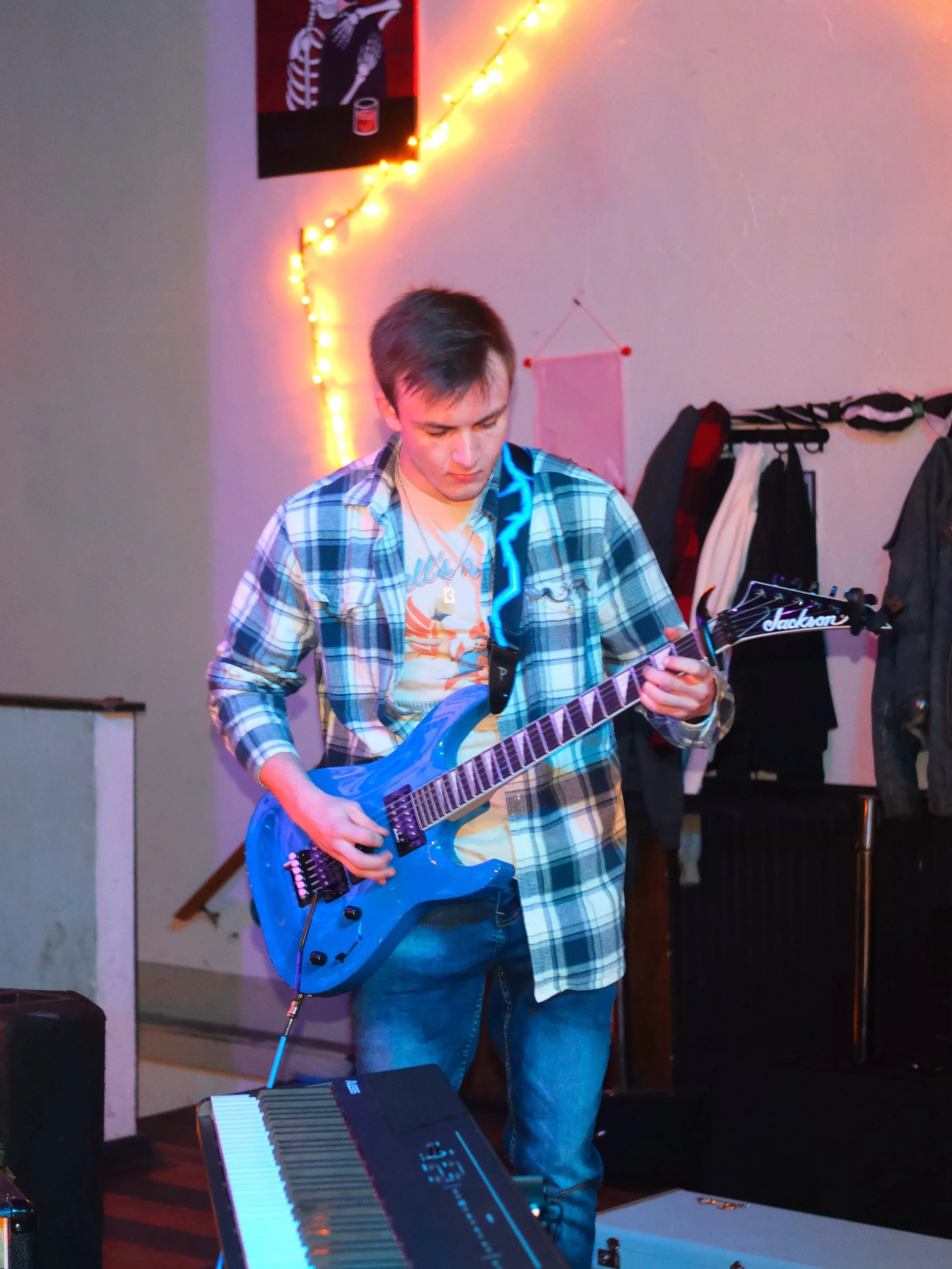 FRIDAY NIGHT AT FRONT ST. 💜🎶✨

🎶 James McKeiver and the Starry Sky live 7&ndash;9PM

It&rsquo;s LADIES NIGHT 👯&zwj;♀️
🍷 $3 Wine Pours
🍹 $4 Vodka Crans
🍸 $5 Dirty Martinis
🍓 $5 Fruit Punch Martinis

Live music, pretty drinks, and Friday night 