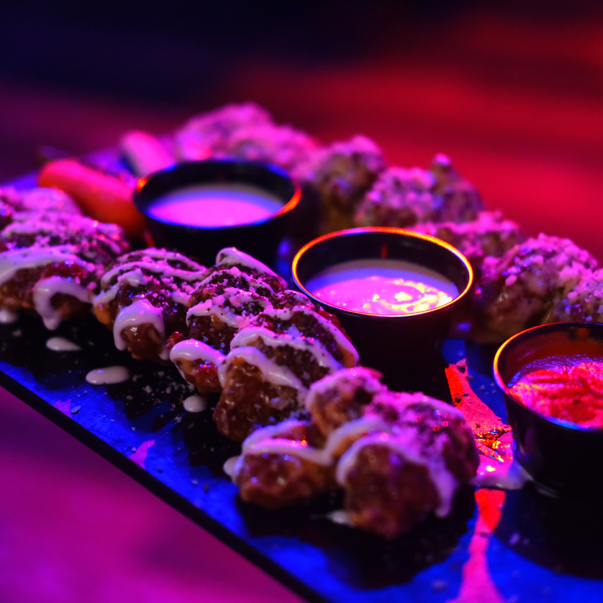 Start your week the right way!! 😌 Miss Avri is behind the bar!

Tonight we have some deals!
🍗 75&cent; Wings (bone-in &amp; boneless)
🥃 $3 OFF Top-Shelf Whiskey
🍹 $3 Margaritas
🍺 $5 Pitchers

Good food, cold drinks, and no Monday stress. 🍻
See 