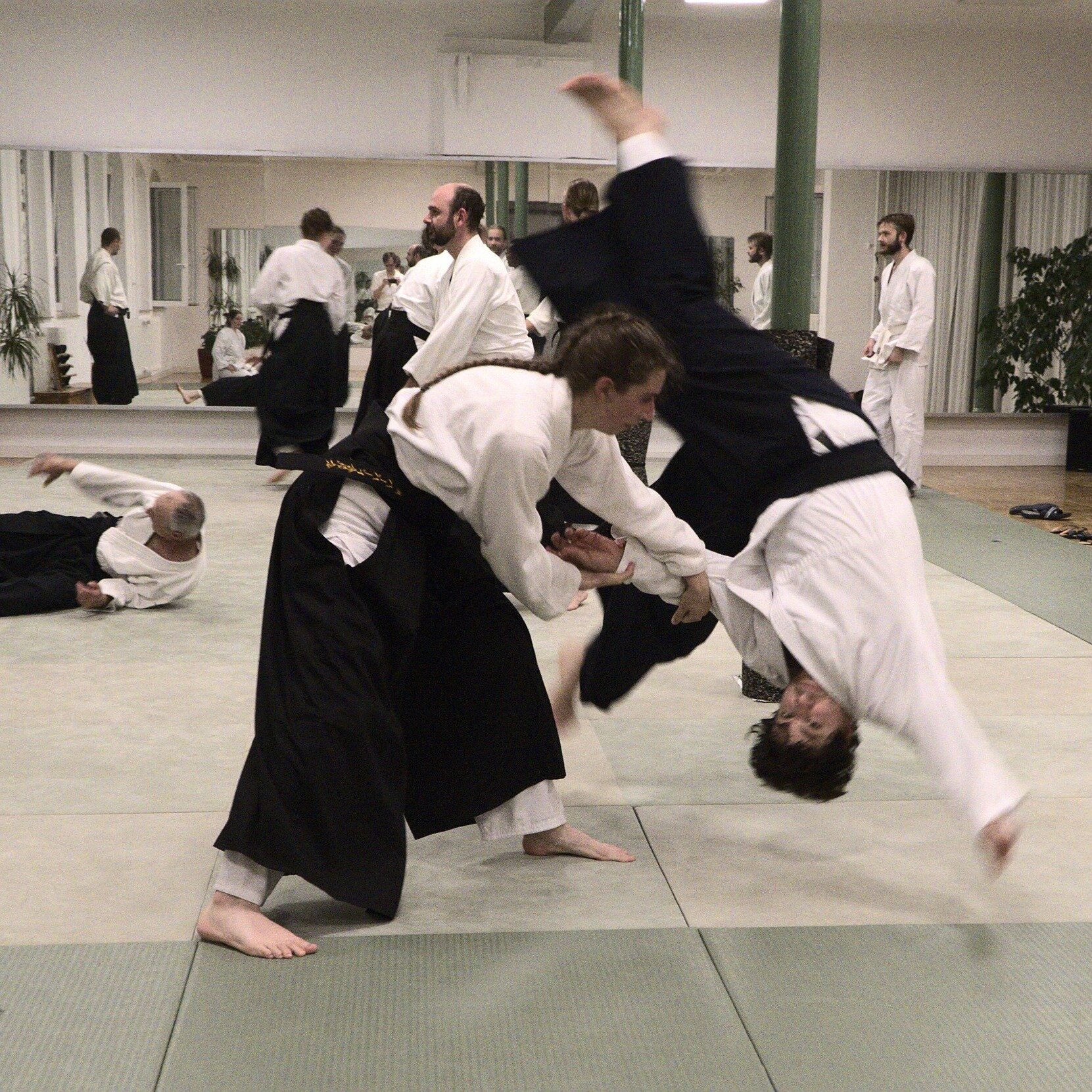 Do you want to learn how to roll, fall and fly safely? In Aikidojo Stuttgart it's a part of our martial arts. Not only should you be able to apply the technique but it's also really important to roll, fall and fly safely. 
Everybody who's interested 