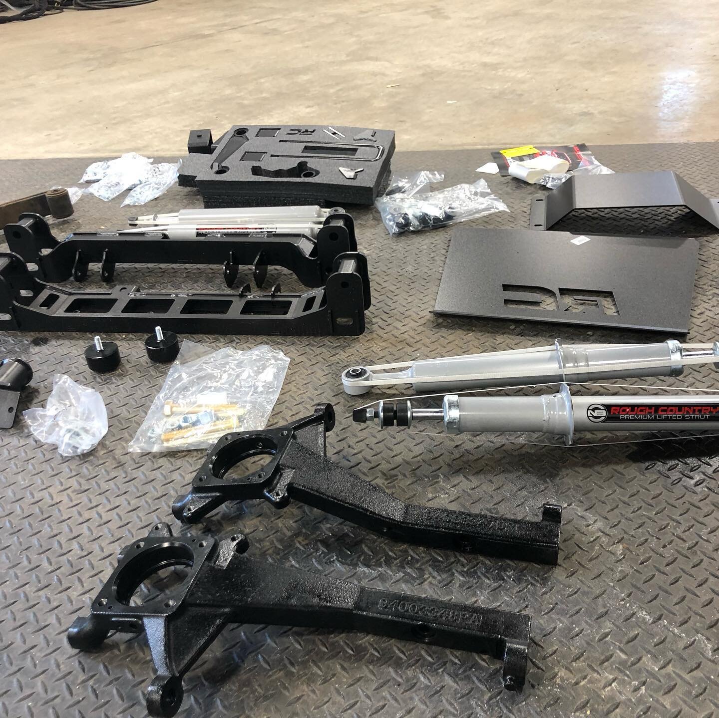 Lifts on lifts on lifts for a variety of vehicles. The requests for lift kits as well as wheels and tires have been rolling in. COVID has not slowed down the work flow at all here @synergyautolab #toyota #toyotatundra #toyotatacoma #jeep #wrangler @r