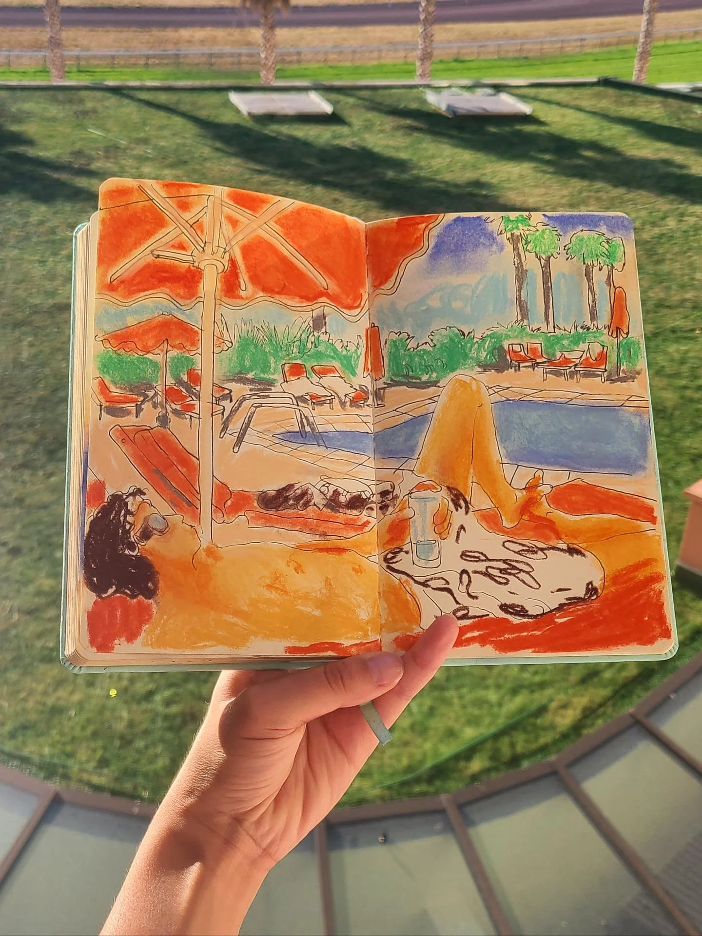Carnet de Marseille ☀️🧴🍦🪨🌊 Apr&egrave;s 5 mois de storyboard en noir et blanc et sur tablette (toujours pas termin&eacute; d&rsquo;ailleurs, la fin c&rsquo;est dur) la JOIE ABSOLUE de refaire du pastel dans la nature !!! L&agrave; j&rsquo;ai test