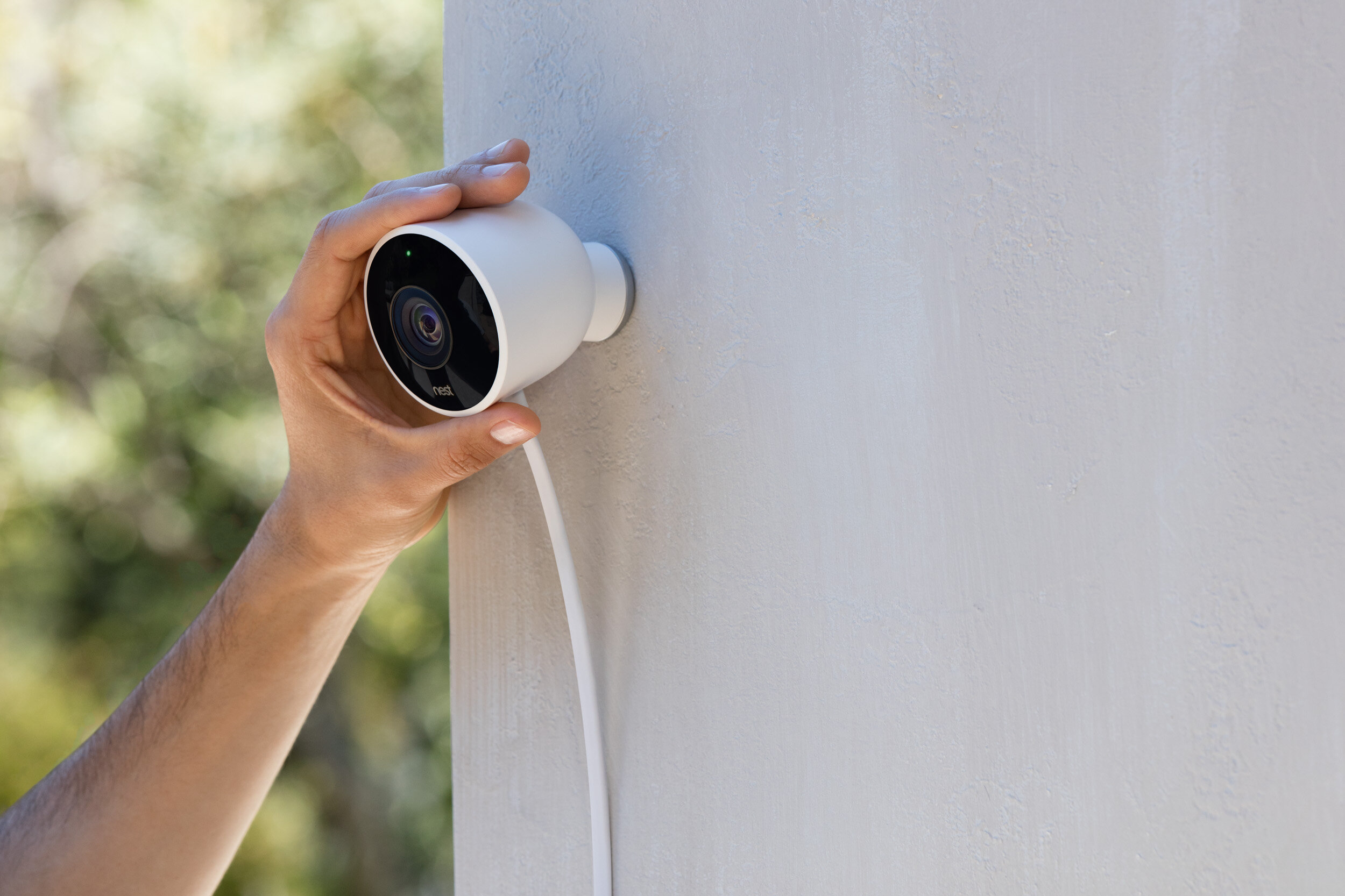 Cam_Outdoor_Hand_Wall_1.jpg