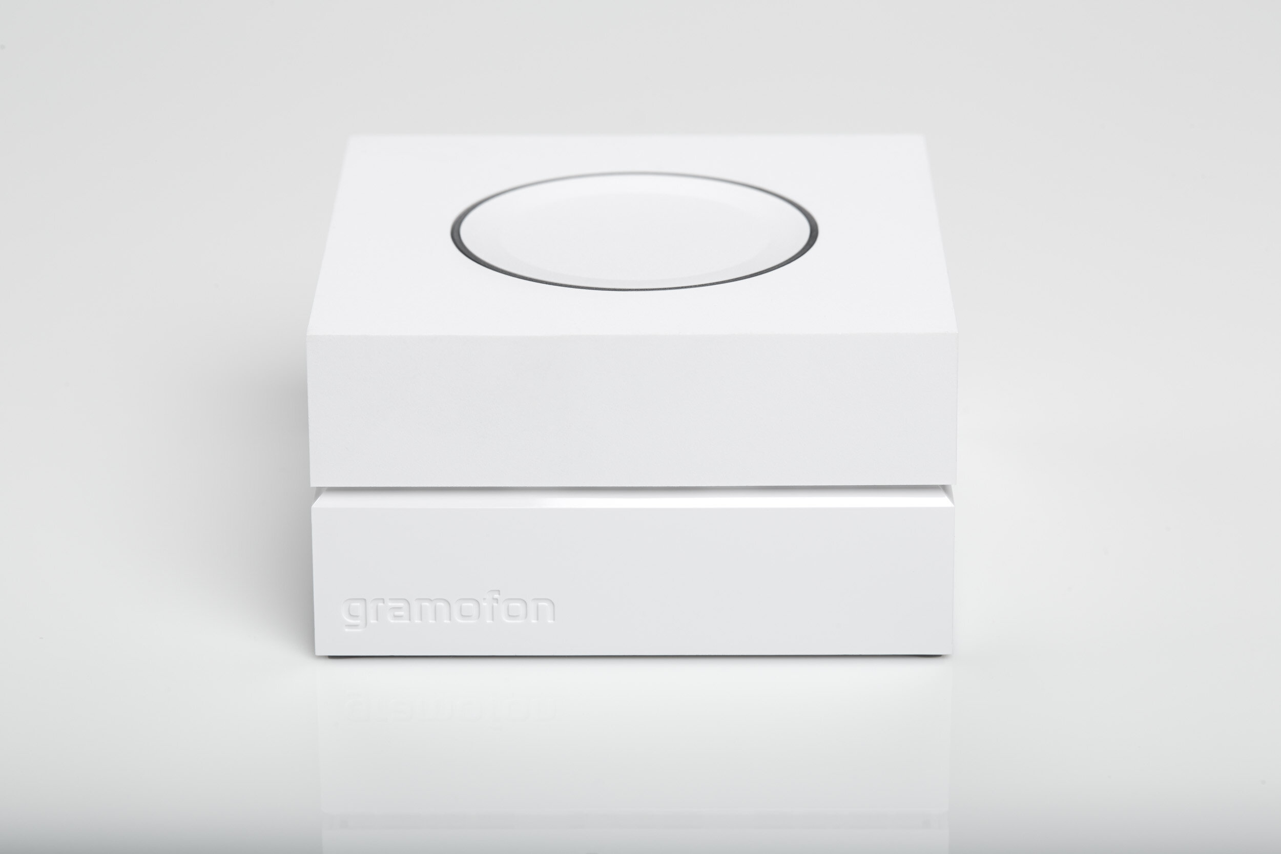 005_Gramofon_White_front.jpg