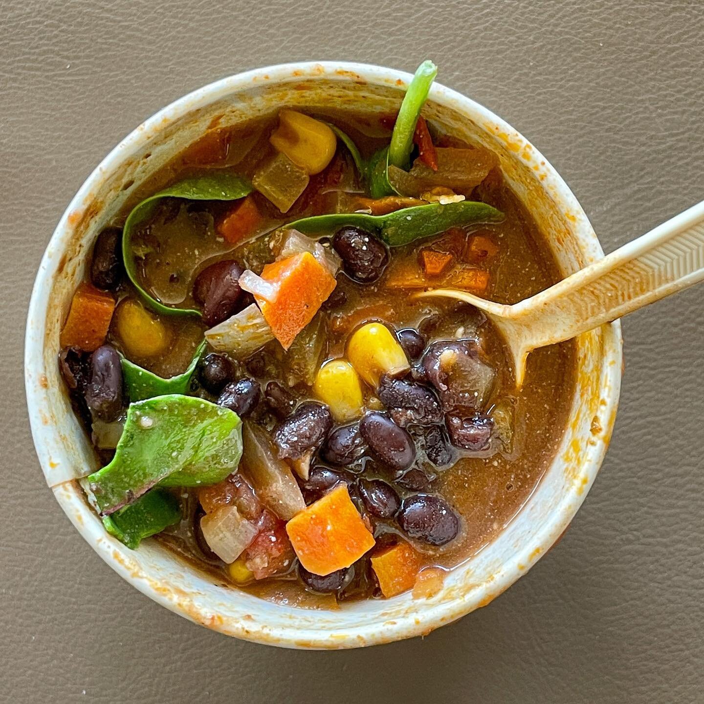 🫘Pro Nutrition Tip: eat beans every day. As a Registered Dietitian, it&rsquo;s the one food I won&rsquo;t go without each day

🫘Got this black bean soup to go for lunch today just for the bean factor

🫘Beans are high in fiber &amp; protein, cheap,