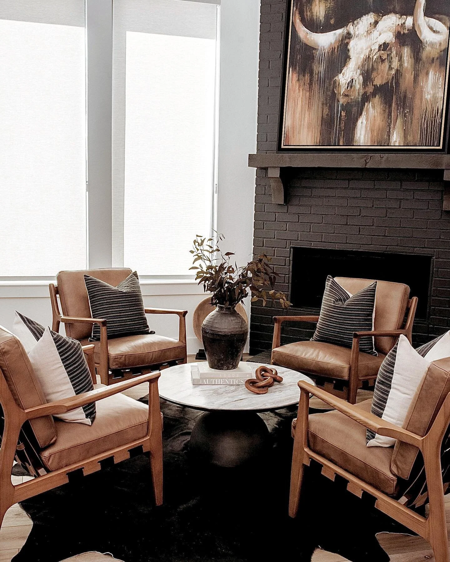 This space is a whole vibe&hellip;. 🐮 
Design @aeinteriors_home 
Photo @gerrymyers 
.
.
.
.
#texas #texasdesign #ktx #katymomsnetwork #katywomeninbusiness #katytx #interiordesign #interiordesigner #masculinedecor #htx #homedecor