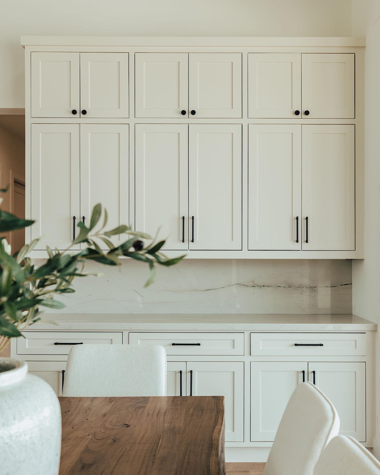 Are you team minimalist or maximalist? There&rsquo;s something so calming about uncluttered surfaces to me, so design tip: have outlets mounted onto cabinet bases for a less busy backsplash space! 
Design @aeinteriors_home 
Photo @gerrymyers 
.
.
.
.