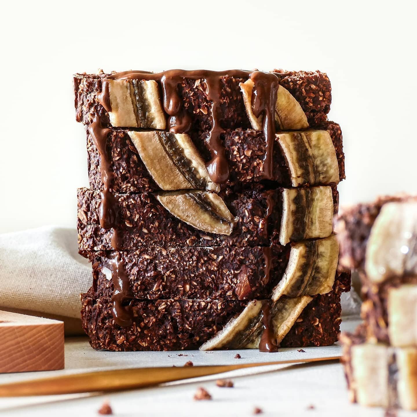 🍫🍌 Chocolate Banana Bread - I guess it's time to take your vegan banana bread to the next level. If you love chocolate and you couldn't live without it, this is the perfect recipe for you. Simple, tasty and gluten free!😍
As always you can find the