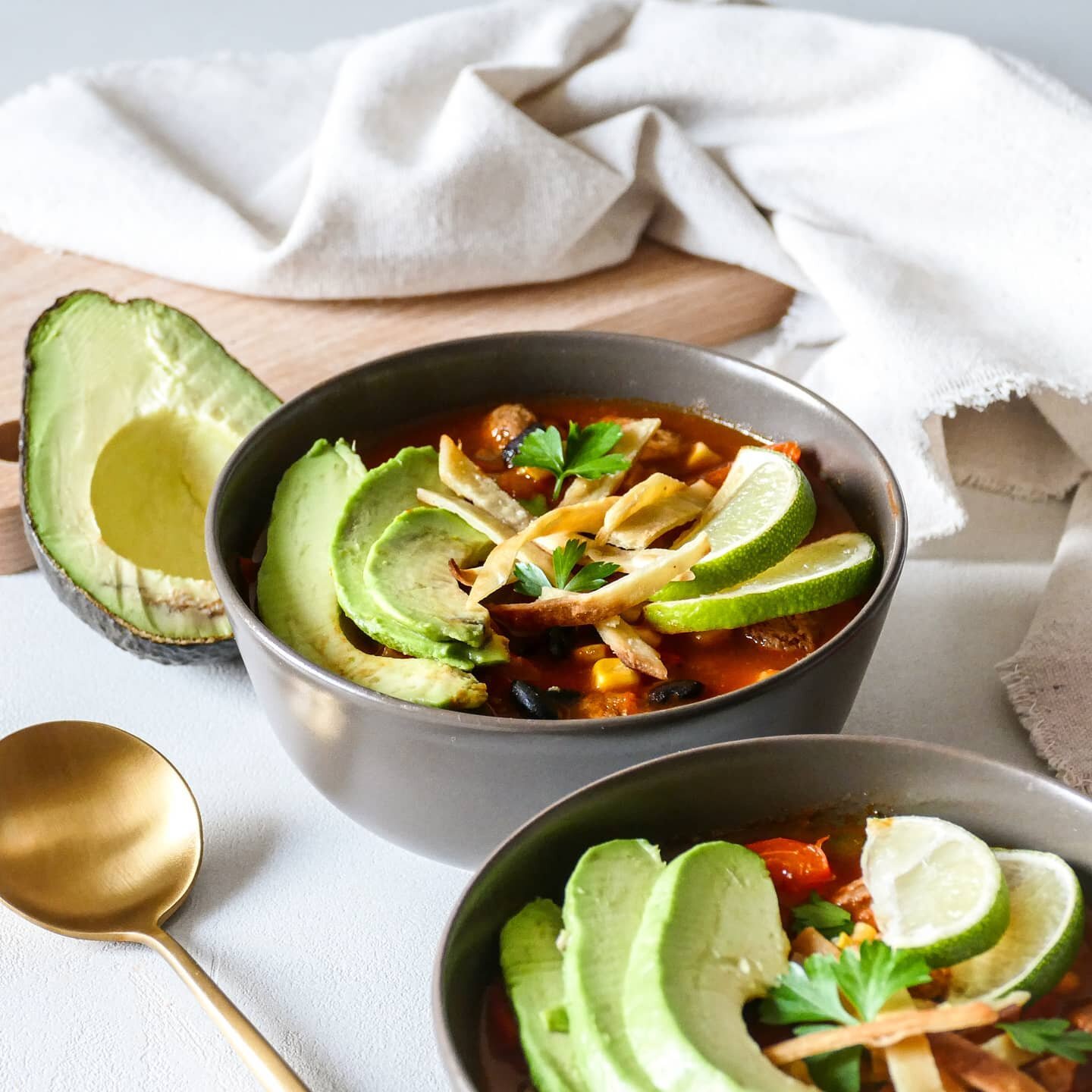 🍲&quot;Chicken&quot; Tortilla Soup - This is probably the easiest and tastiest soup you&rsquo;ll ever have😍
Just a bunch of ingredients and you&rsquo;ll be able to enjoy a warm &ldquo;chicken&rdquo; tortilla soup. The lime and the avocado make this