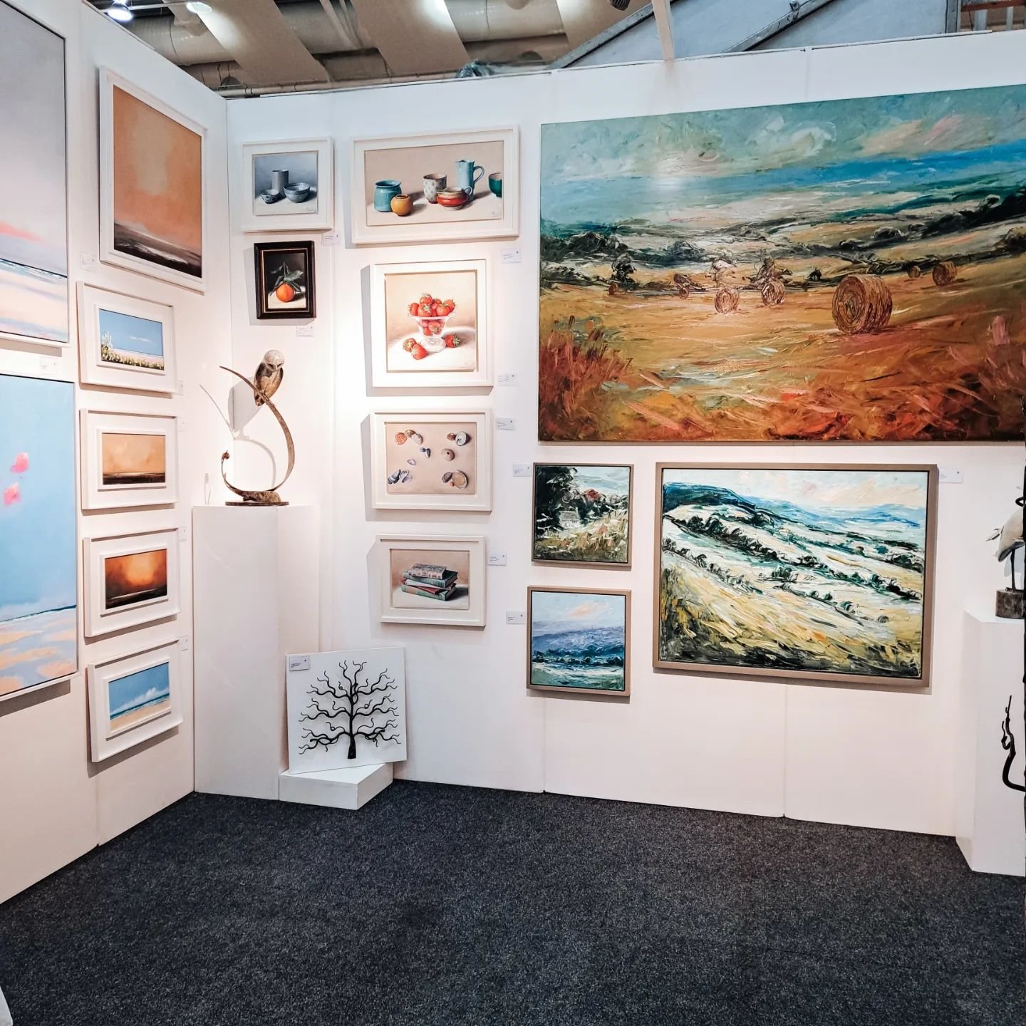 Thoroughly enjoyed visiting @freshartfair in Cheltenham this weekend as it was so wonderful to see so much artwork under one roof🙏🏼 I could have gone round another 50 times and still found something new .. I also could've spent a fortune on artwork