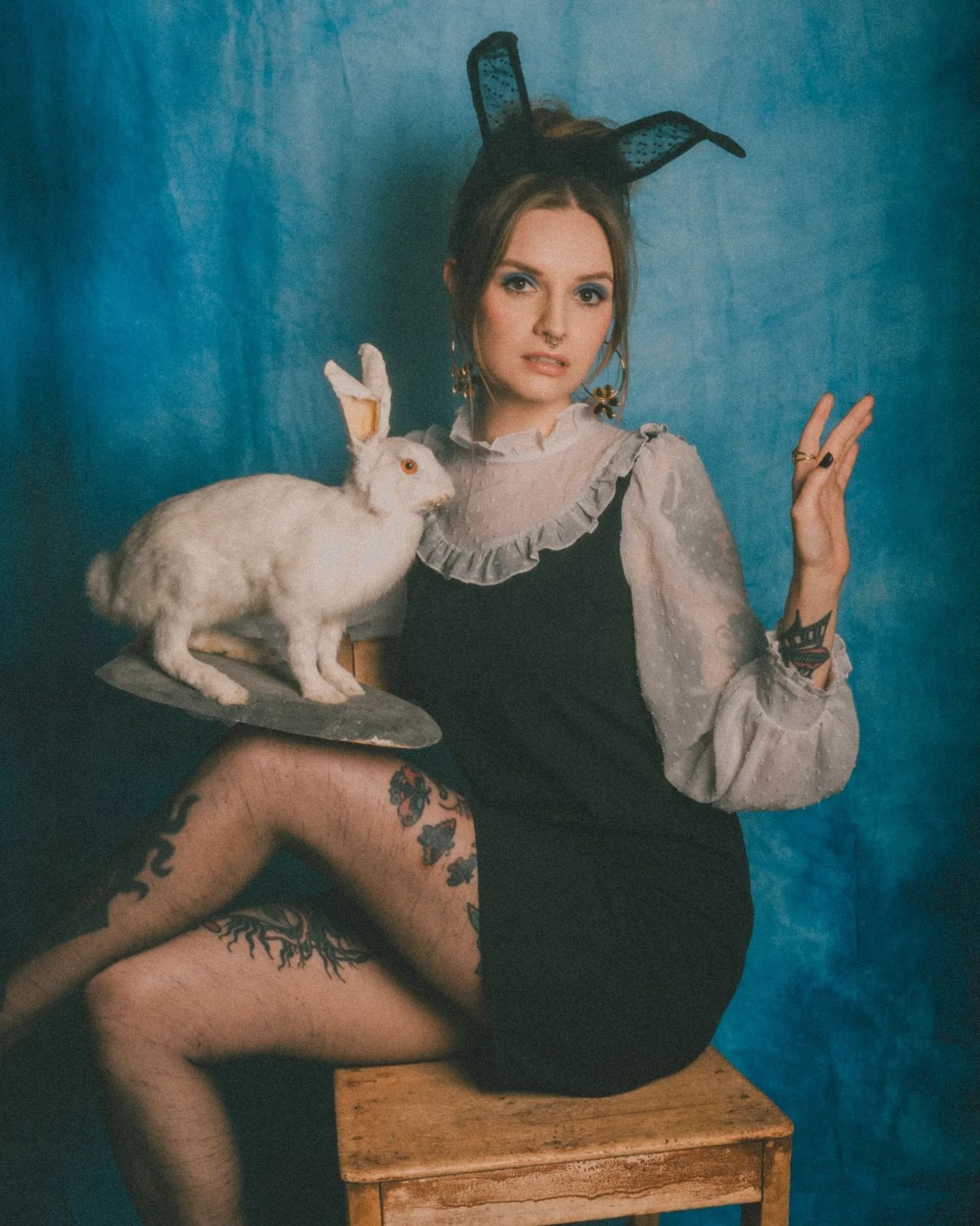 The girl &amp; Bernard the bunny 🐰

Model &amp; MUAH: @jennamoi 
Earrings: @minegungorart 
Photo &amp; edit: @nellyjuliadesign 

#60s #60sinspired #modestyle #photoshoot #models #modeling #altmodels #alternativefashion #tattooed #inkedmodels #twiggy