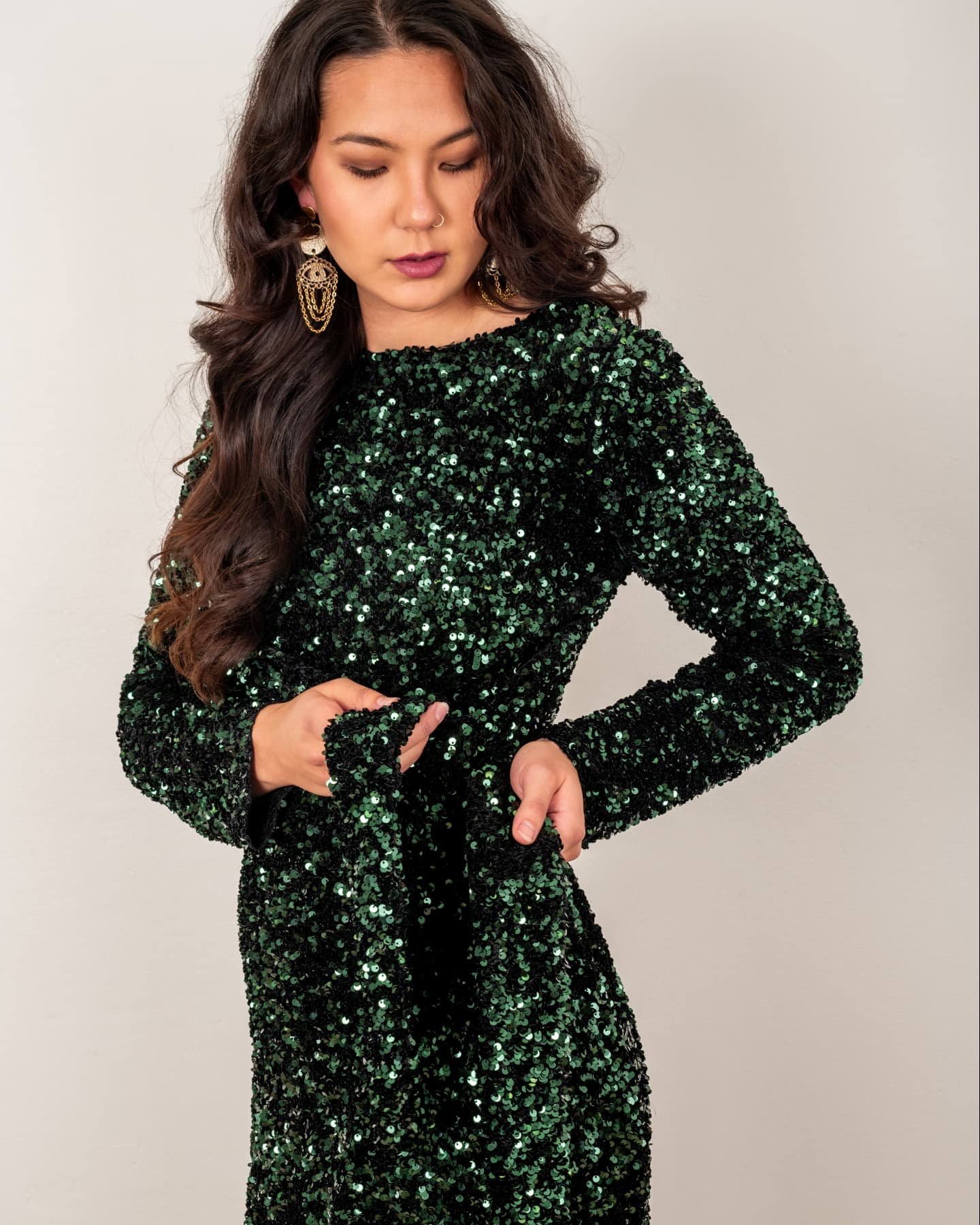 Onko pikkujoulukaudelle viel&auml; hakusessa s&auml;ihkyvimm&auml;t asut? ✨😎 Nyt kannattaa tsekata @anetteahokasdesign mallisto, nimitt&auml;in glamouria piisaa niin mekkojen, paitojen, takkien kuin korujenkin puolesta ja kokojakin aina 3XL:n asti!
