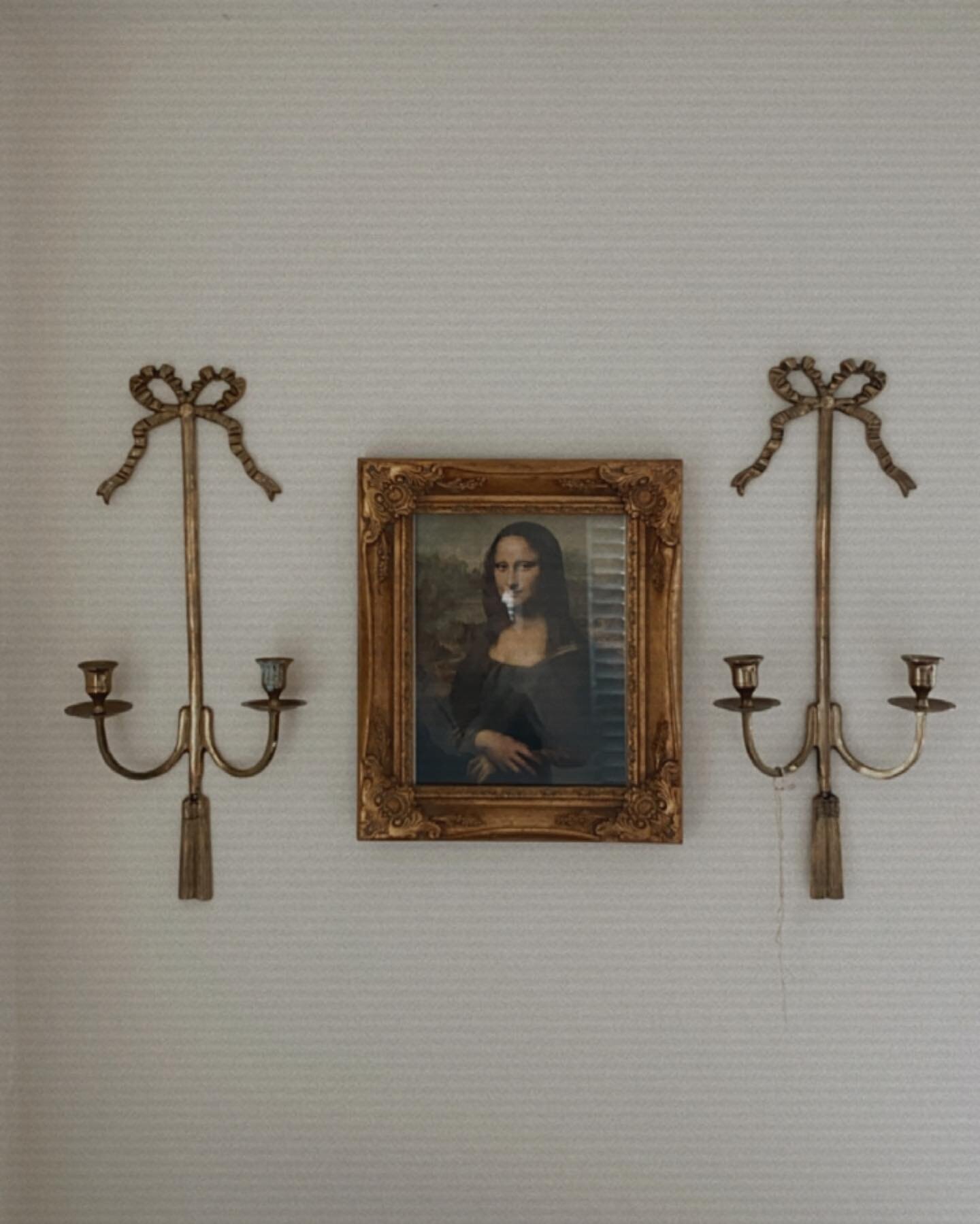 So in love with these sconces from @eisleyco xoxo thanks a million doll 💗
.
.
.
.
.

#dreamhome #victorianhome  #vintagehomedesign #vintagefashion #monalisa #atxblogger #vintagestyle #1940s #vintage  #frenchgirl #austinhomes #parisiandecor #vintagel