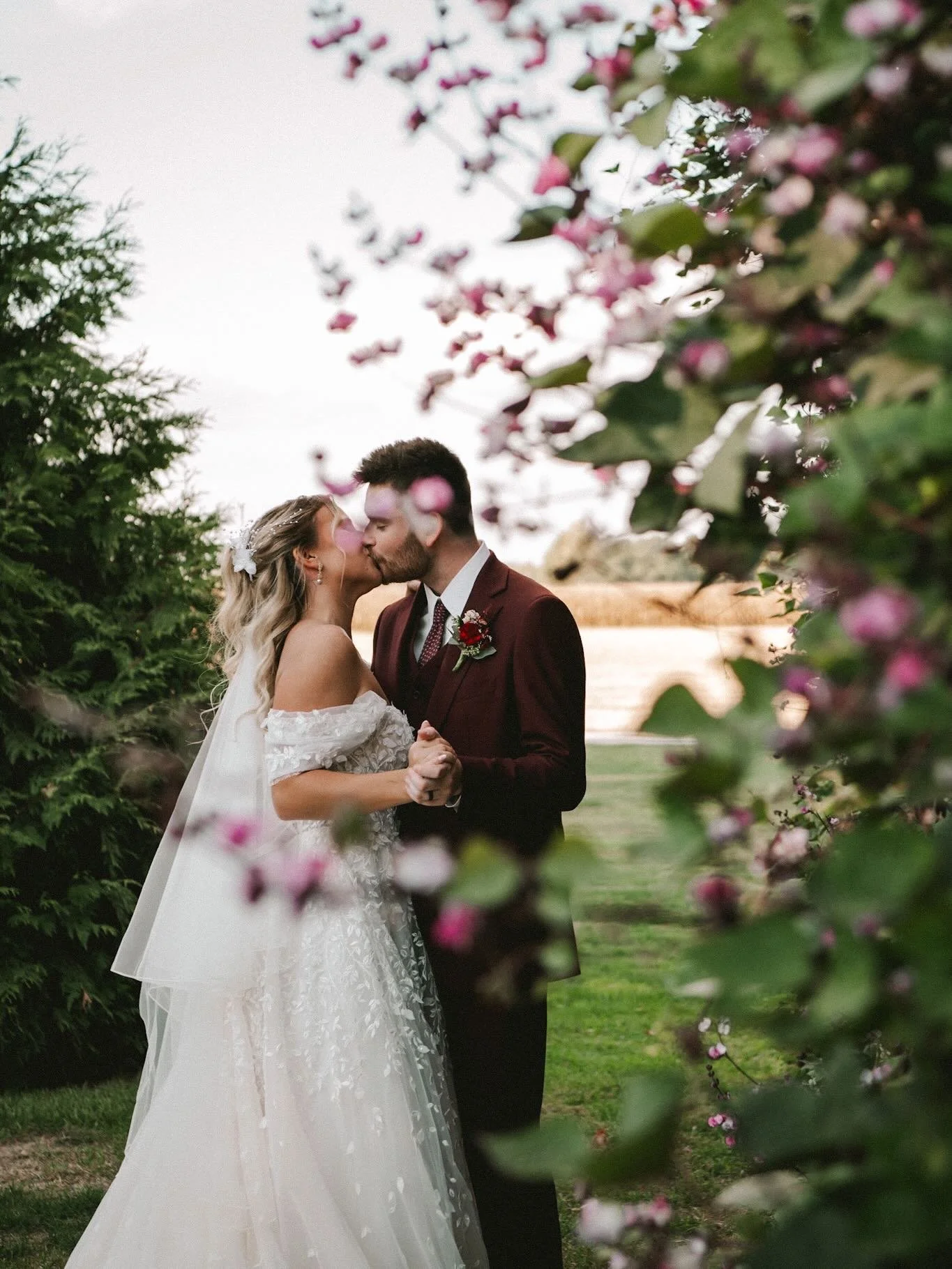 I love some shade on a beautiful, sunny day ☀️ I&rsquo;m pining for warmer weather lol 

❣️ @schwarz_barn