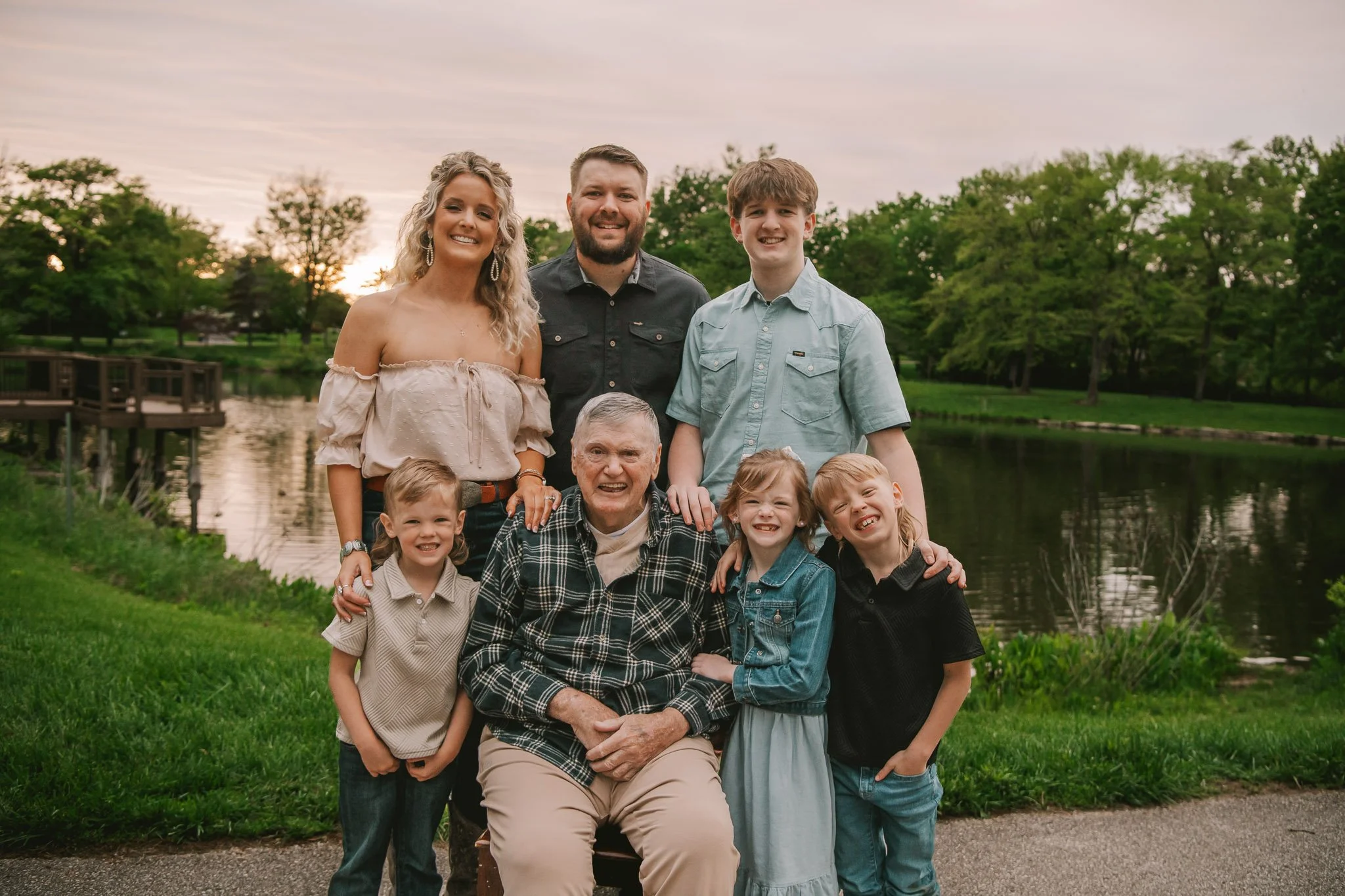 extended family portrait taken at des pares park in Missouri by jewels photo co