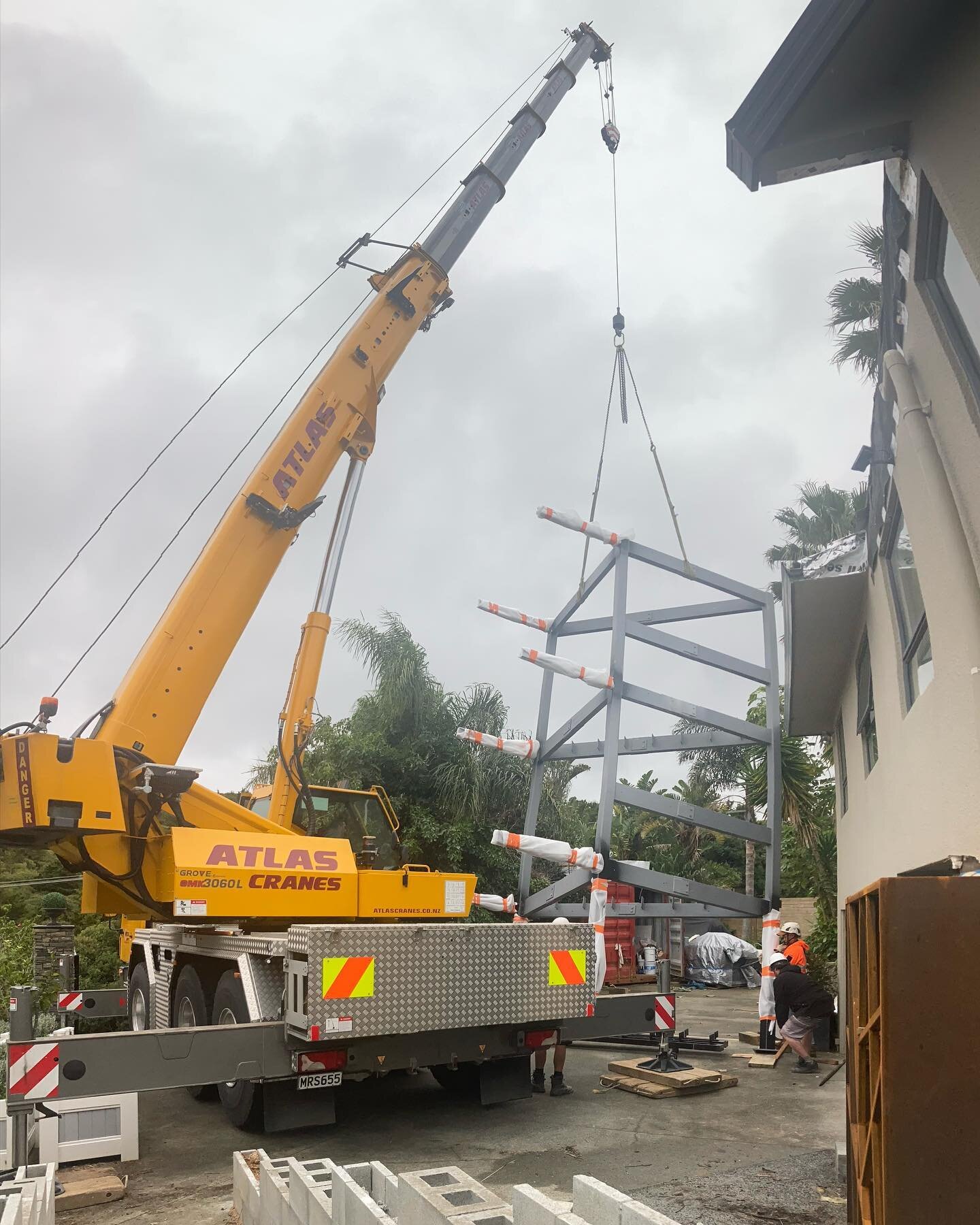 Atlas Cranes onsite this morning lifting the engineered steel into place for an extension in Parua Bay. This is going to mean we can pull the corner of the building out giving extra space to the living areas and a whole new space in what was the loft