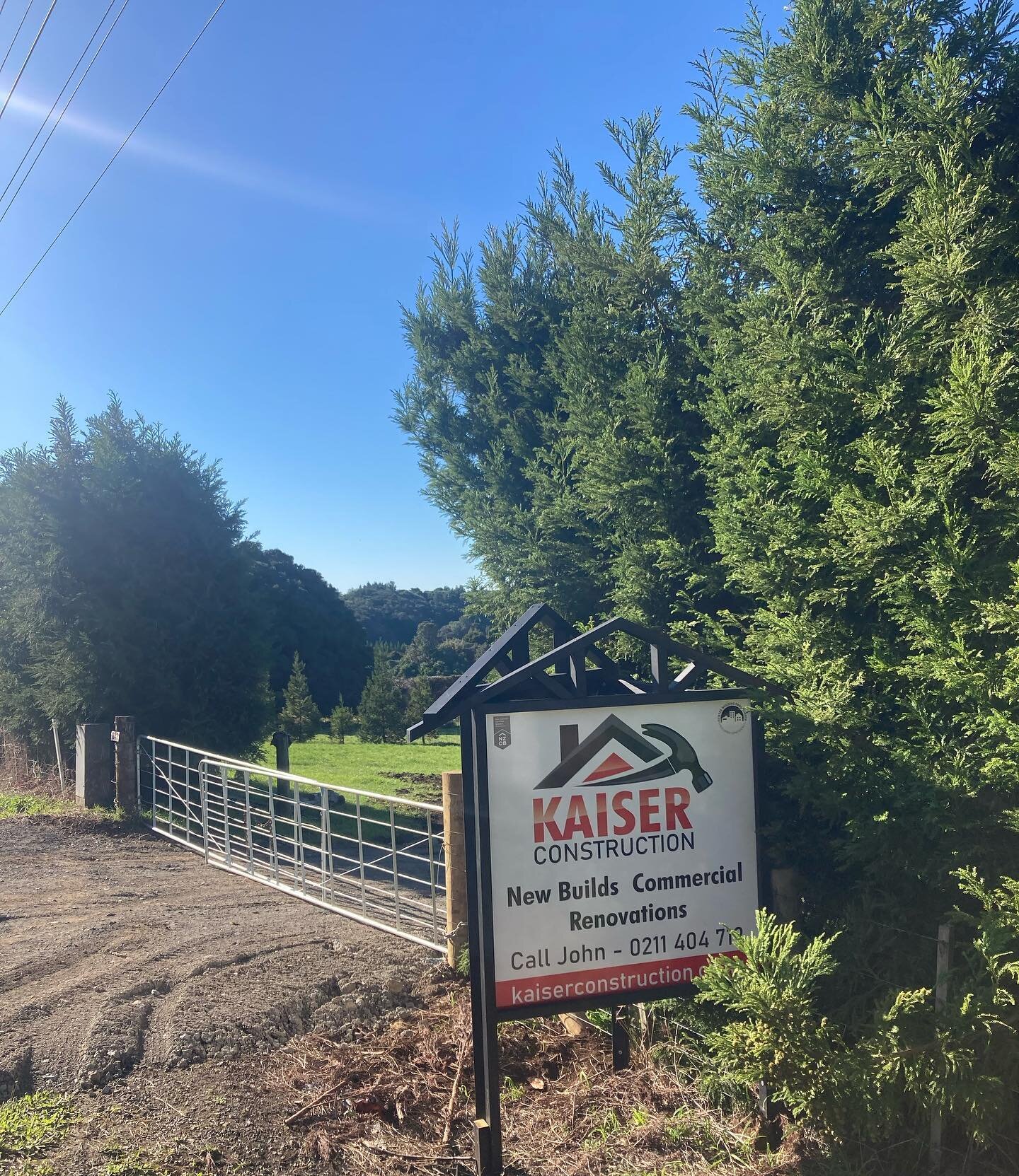 The sun is shining and we&rsquo;re breaking ground on an exciting project just out of town! 

#buildersofinsta #kaiserconstructionbuilding #newdaynewsite #buildingyourfuture