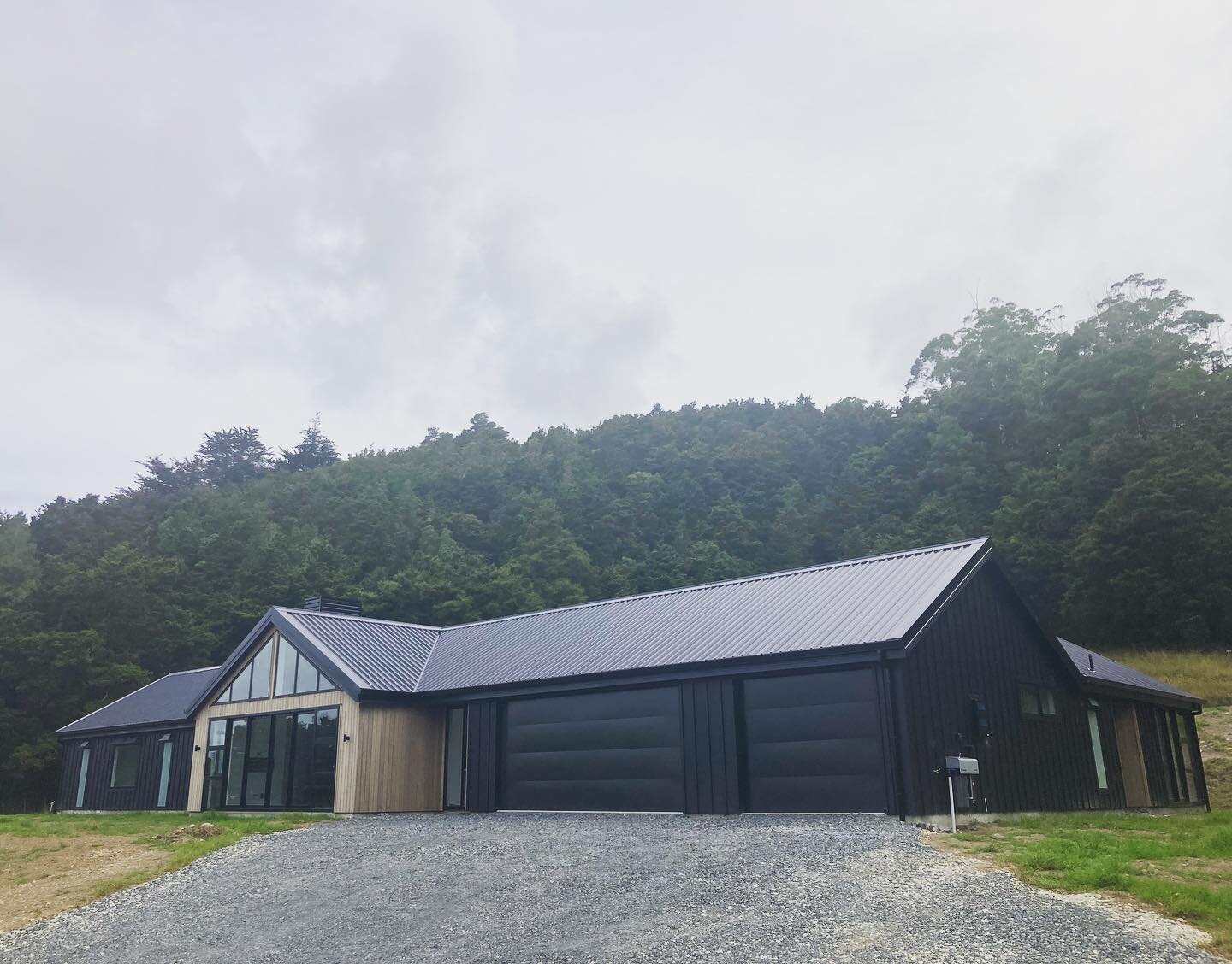 New build almost complete with the cedar clad gable looking great on a dramatic cloudy morning 

#kaiserconstructionbuilding #buildersofinsta #cedarcladding #buildingyourfuture #homesnothouses #whangareibusiness #cloudymorning