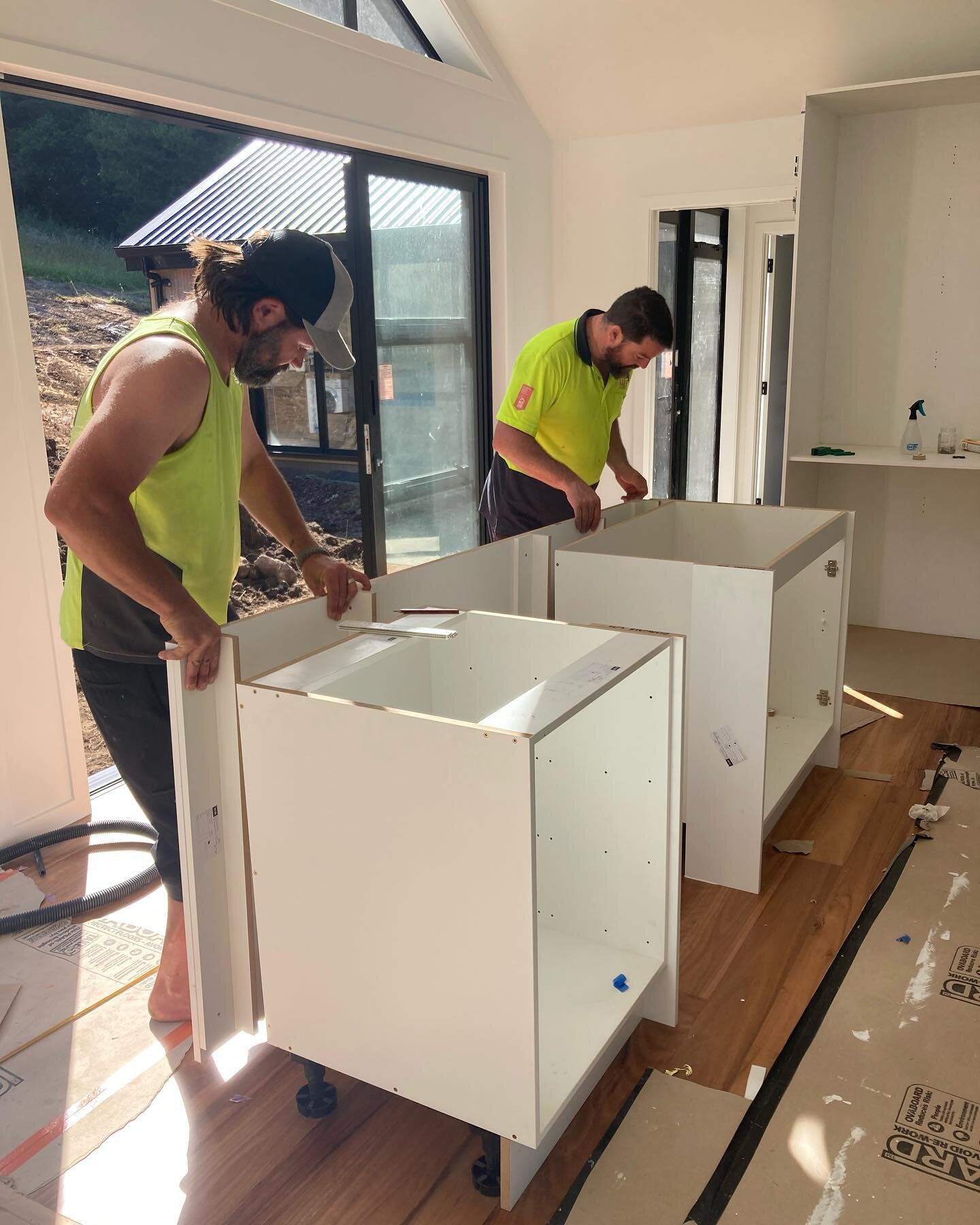 The final push to get this beautiful house together.  Kitchen cabinetry by @next_edition_kitchens_ltd with an engineered stone bench top (which took 5of us to lift into place)
It&rsquo;s all coming together 👌

#kaiserconstructionbuilding #buildersli