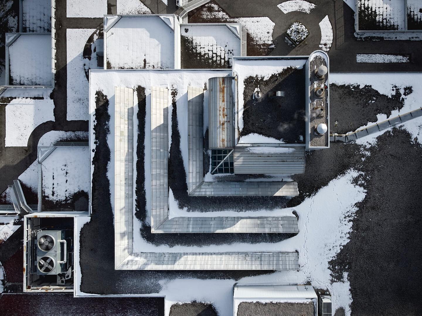 Rooftops have their own architectural design. Unfortunately they rarely seen and appreciated. 
.
.
DroneLab.
Advanced Operations certified.
Nav Canada approved
.
.
#toronto #canadianarchitecture #scarborough #scarboroughspots #torontophotography #tor