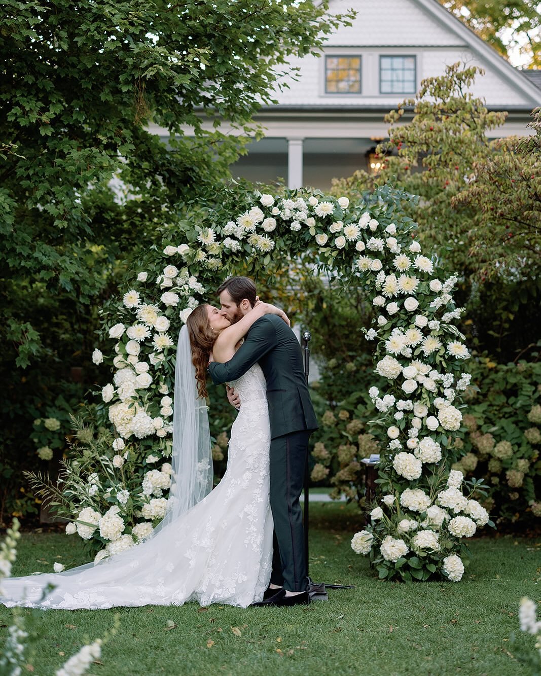 I know I say this a lot, but this truly was such a beautiful, perfect day! The couple, the weather, the team&mdash;everything came together seamlessly 🤍 Working at @valleyrockinn was a dream, and I can&rsquo;t wait to be back&hellip;whether it&rsquo