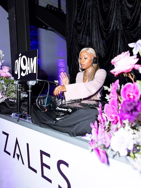 Such a fun event with @zalesjewelers x @togethxr! 💜✨

Lots of purple florals, thoughtful details, cocktails, jewelry, and a DJ &mdash; the perfect recipe for a party we&rsquo;re so proud to have been part of!

Planning: @thirtyonethirty_events 
Venu
