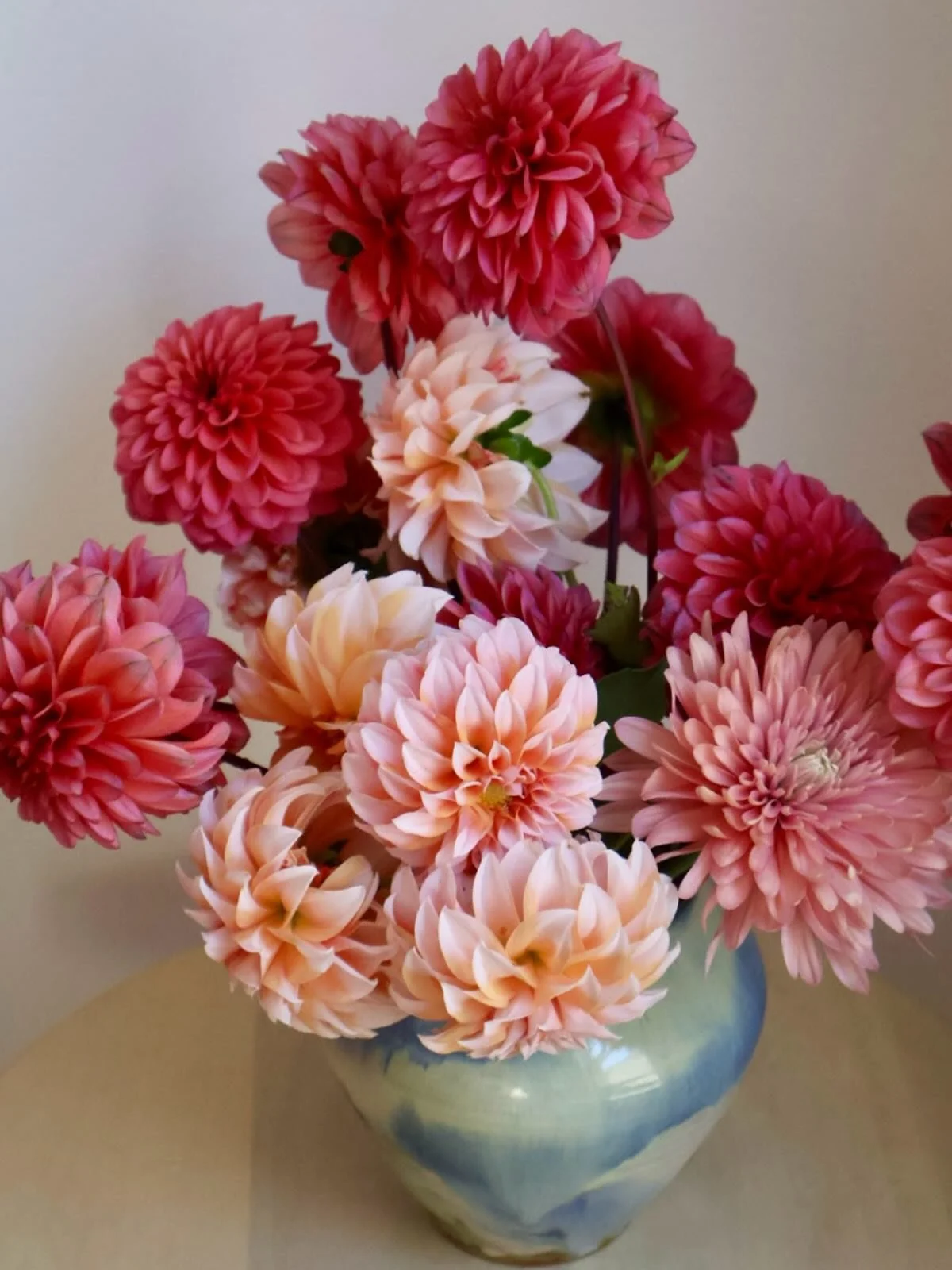 last licks of dahlias and my new @incasa_decor makes them even more special! 🌸💓