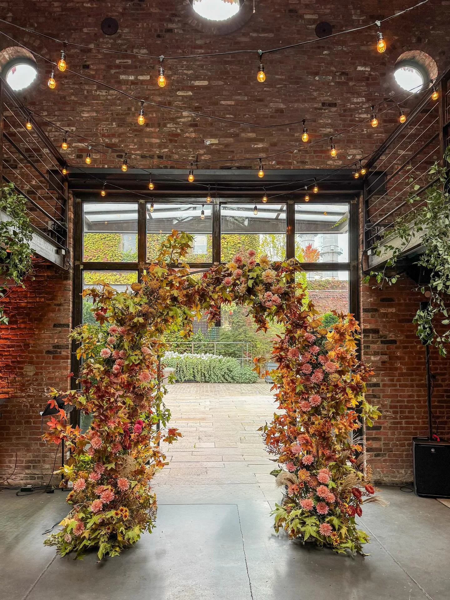 The fall arch of my dreams 🍂 Filled with all our seasonal favorites &mdash; sweet gum, nandina, mums, and maybe the last dahlias of the local season! We had the best time at @thefoundrylic open house meeting the sweetest couples and working alongsid