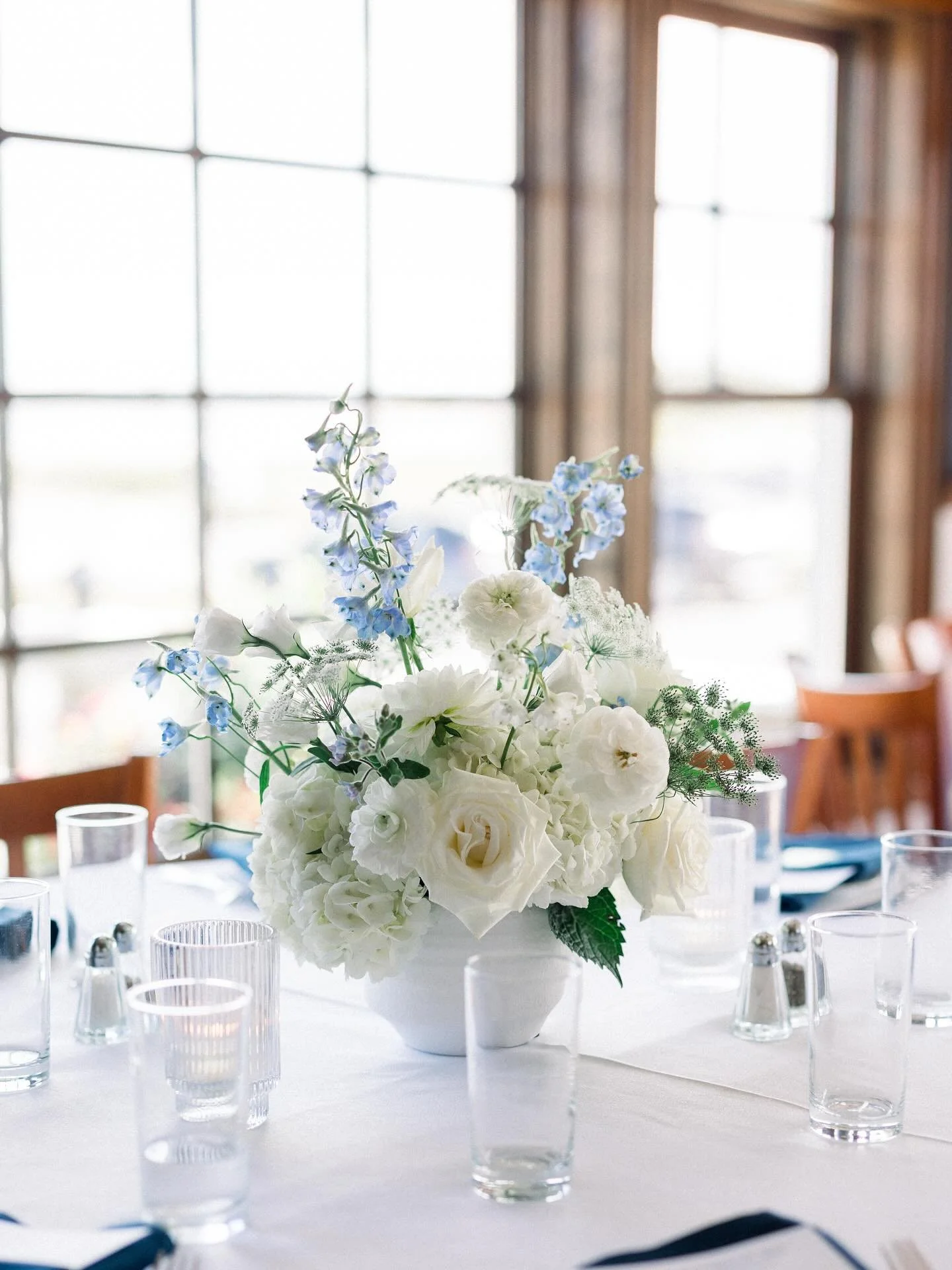she&rsquo;s cute, she&rsquo;s crisp, she&rsquo;s ready to party in the Hamptons 🌸

Photography @kaylatiffanyphoto 
Venue @oaklandsrestaurant 

#hamptonsbride #hamptonswedding #fallwedding #waterfrontwedding #allwhiteflowers #blueandwhitepalette #ast