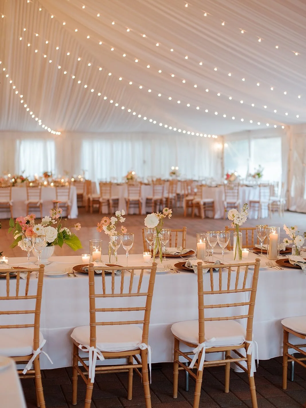Twinkle lights, dreamy florals, and candlelit&hellip; serving the softest, most romantic dinner vibes ✨✨

Photography @rachel.jpeg_ 
Planning @ashleycampbellevents 
Venue @monteverde_at_oldstone