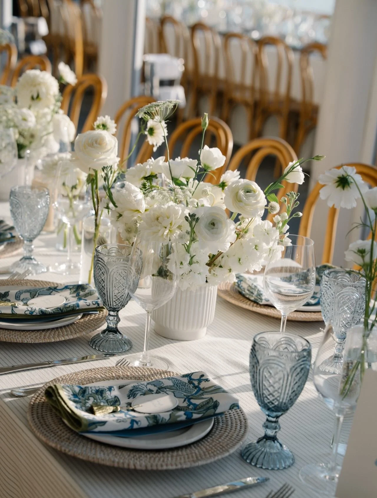 From sunlit tables to sunset toasts ☀️ 

Dreaming of summer weekends in the Hamptons and al fresco dinners surrounded by fresh blooms, candlelight and the people you love!

Planning @julielindenmanevents 
Photography @halsey.pierce 
Venue @sisirestau