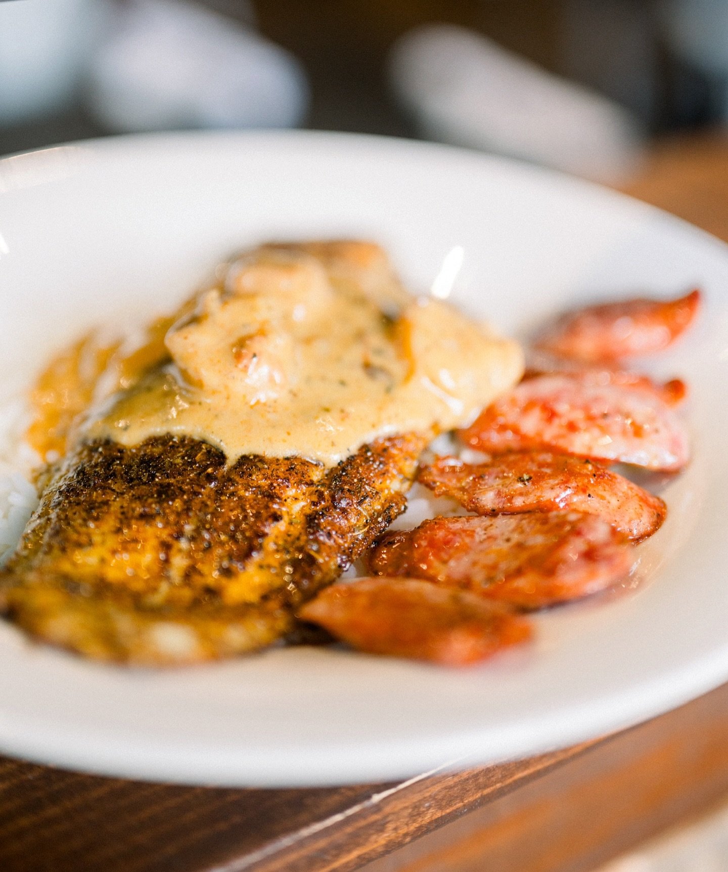 If you like a little spice, you'll L&hearts;︎VE our creole surf &amp; turf 🥘🍤