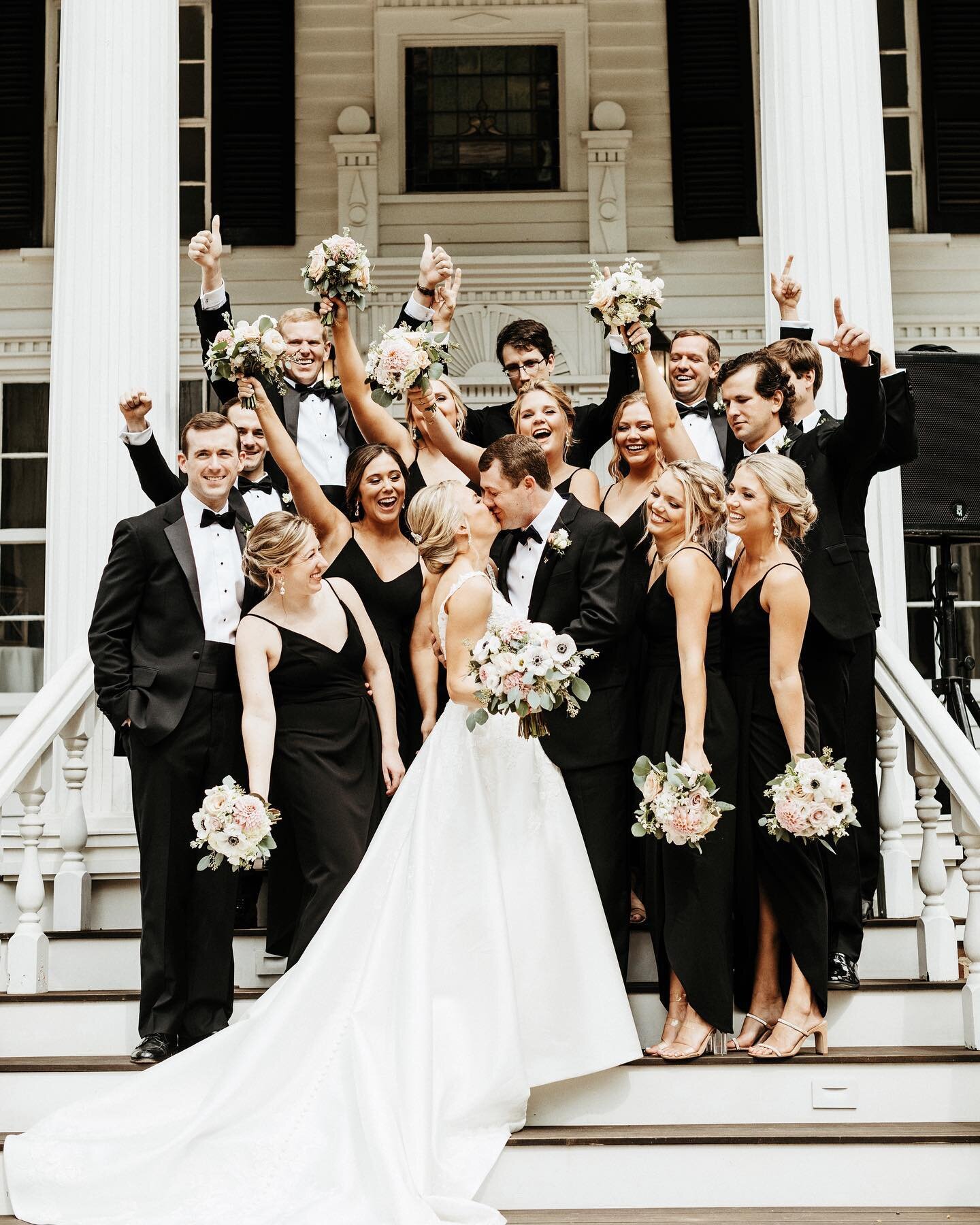 i know i&rsquo;m a bit partial to neutrals, but a bridal party in all black is just too good! 😍👏 congratulations, lindsey + john!! saturday was a dream.